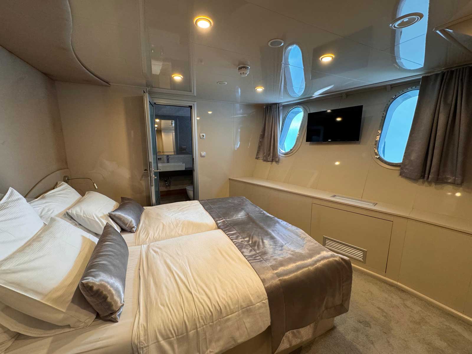 Luxury Motor Yacht — photo 20