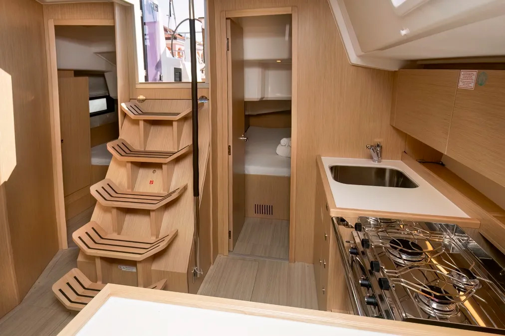 Bavaria C38 — photo 6