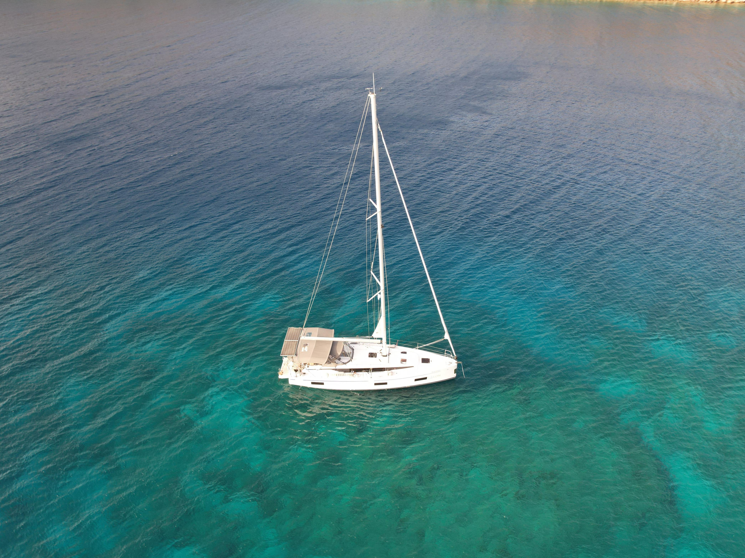 Bavaria C42 — photo 3