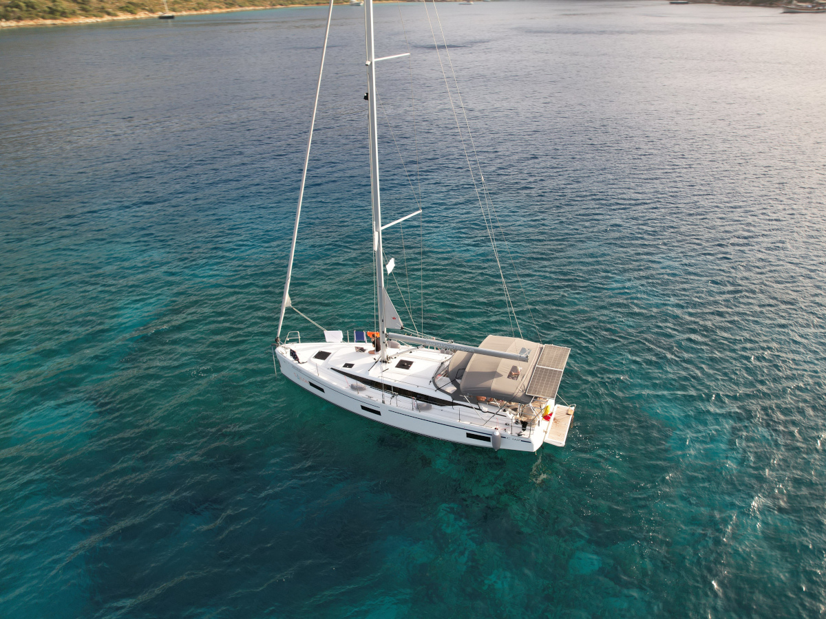Bavaria C42 — photo 6