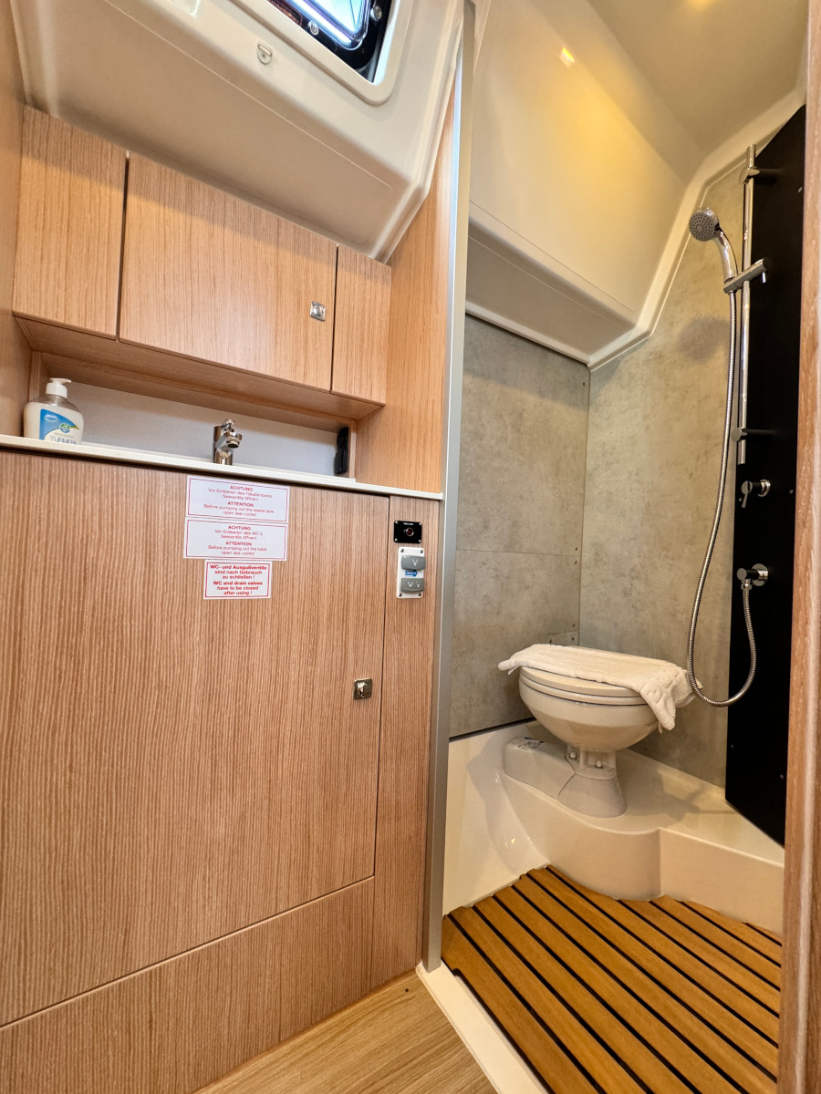 Bavaria C42 — photo 10
