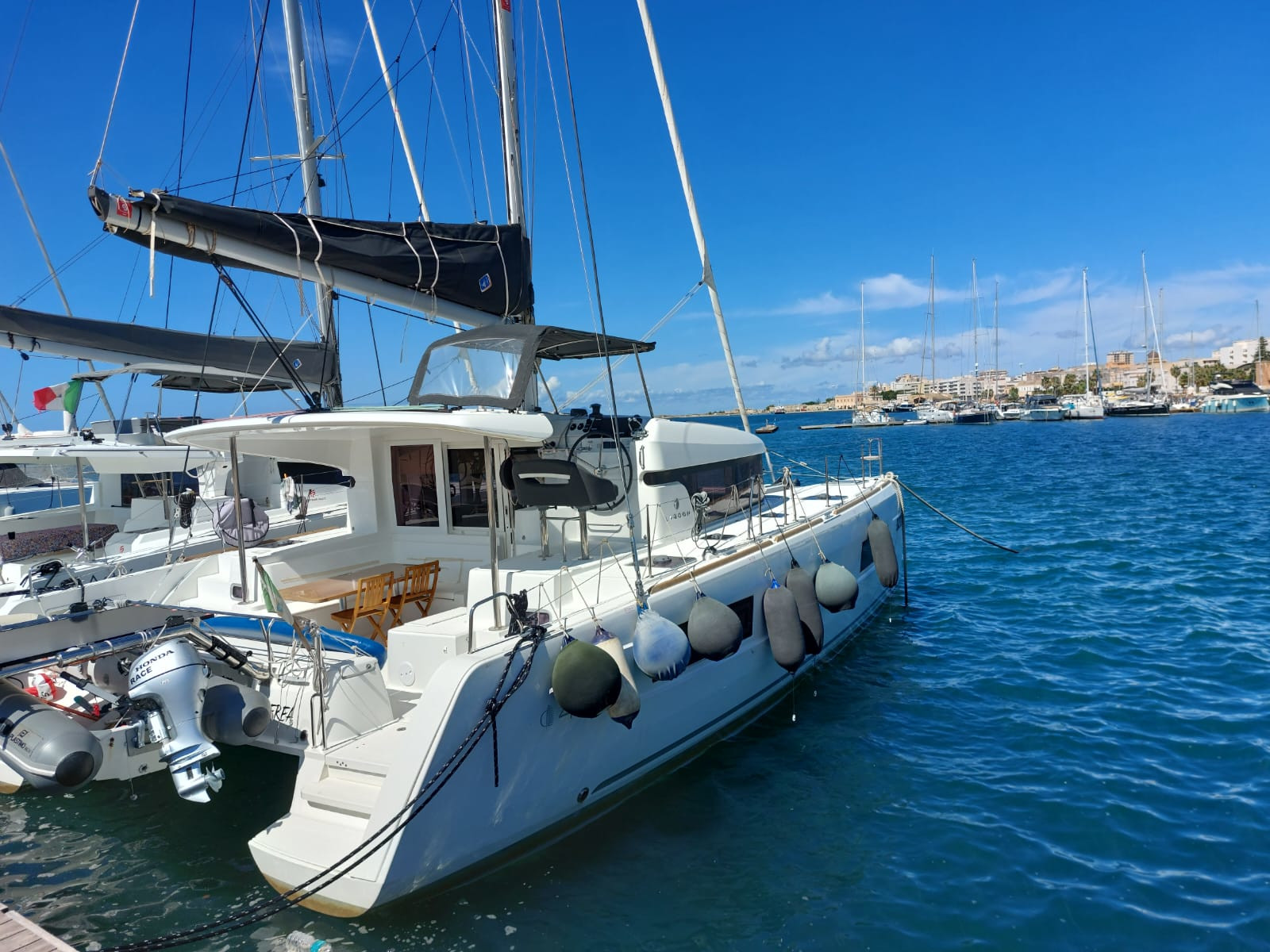 Lagoon 40 — photo 1