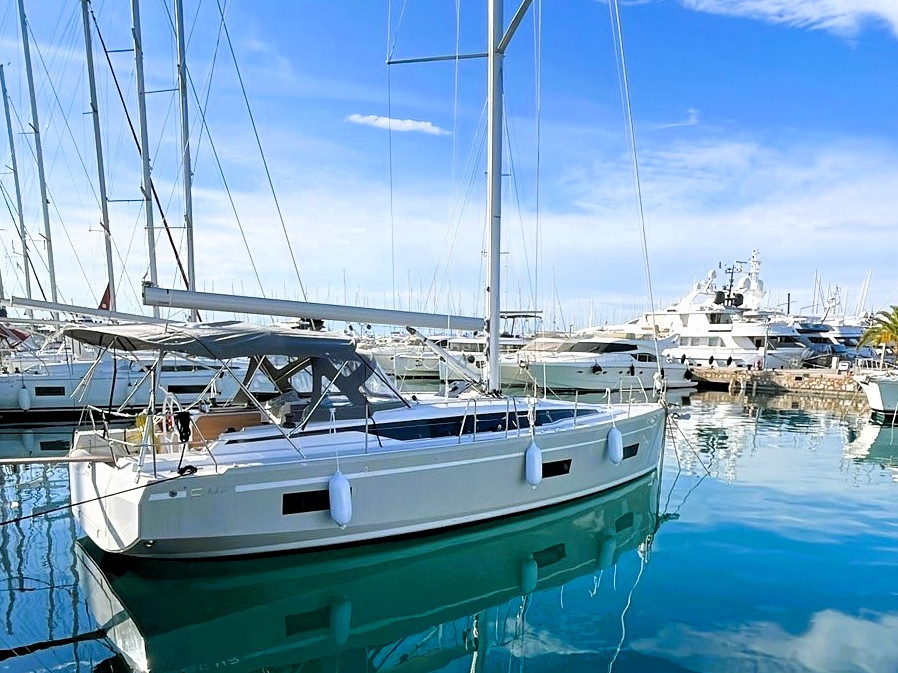 Bavaria C42 — photo 1