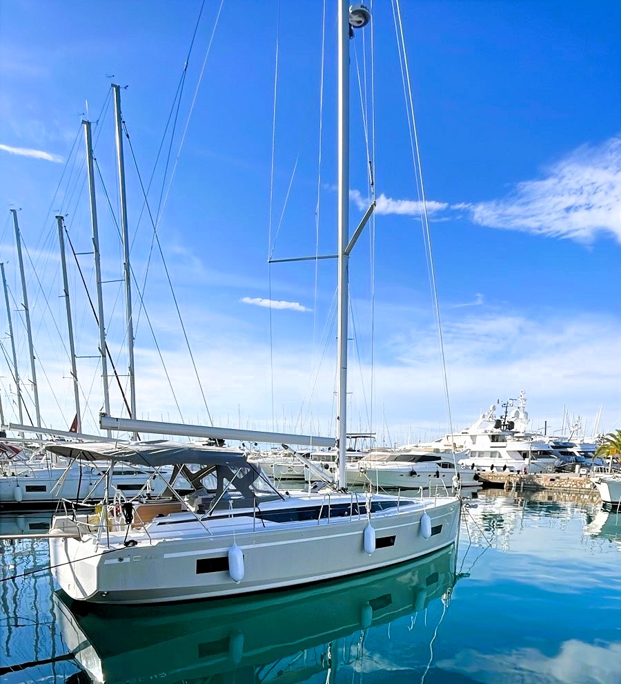 Bavaria C42 — photo 12