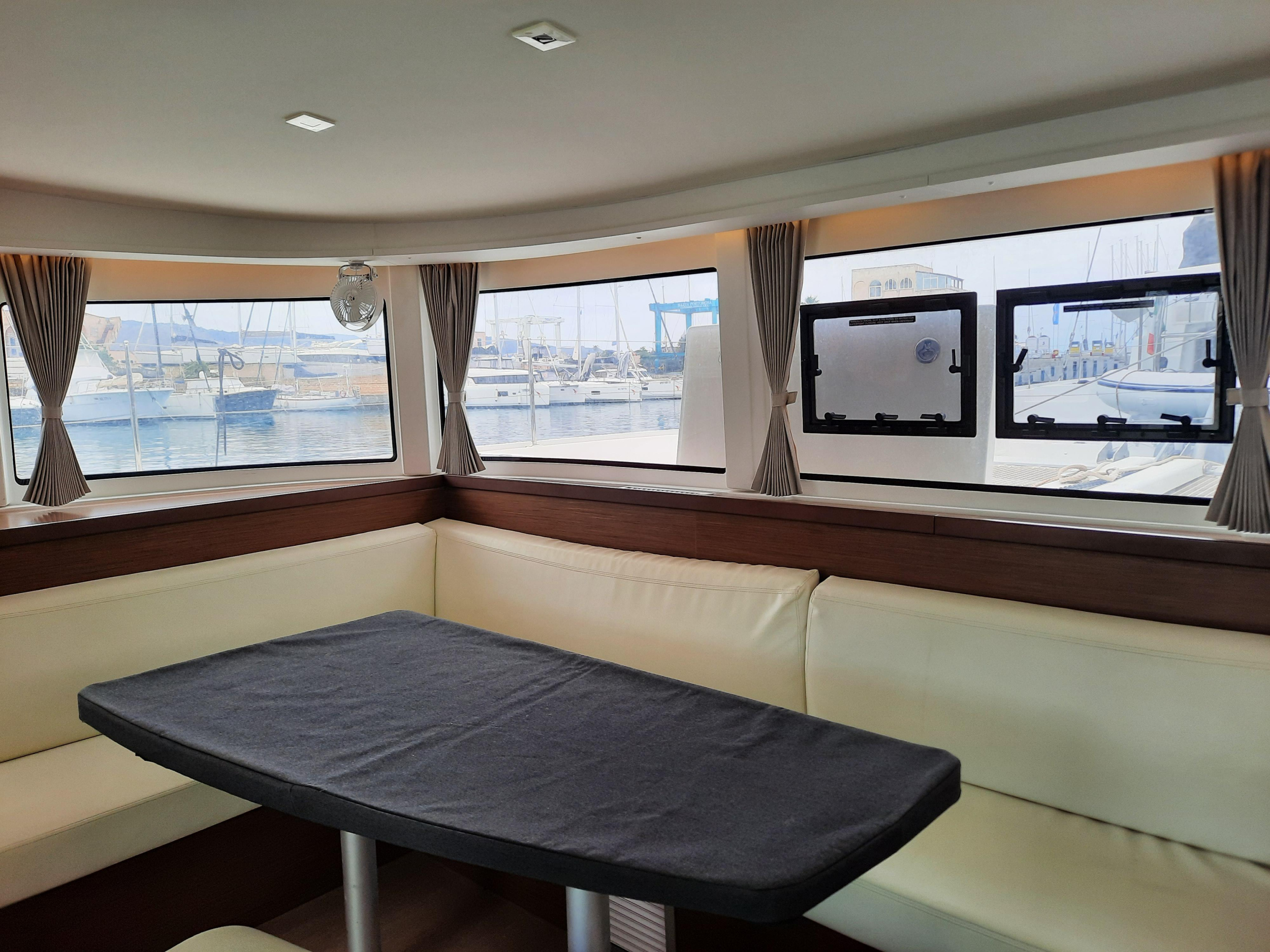 Lagoon 42 — photo 2