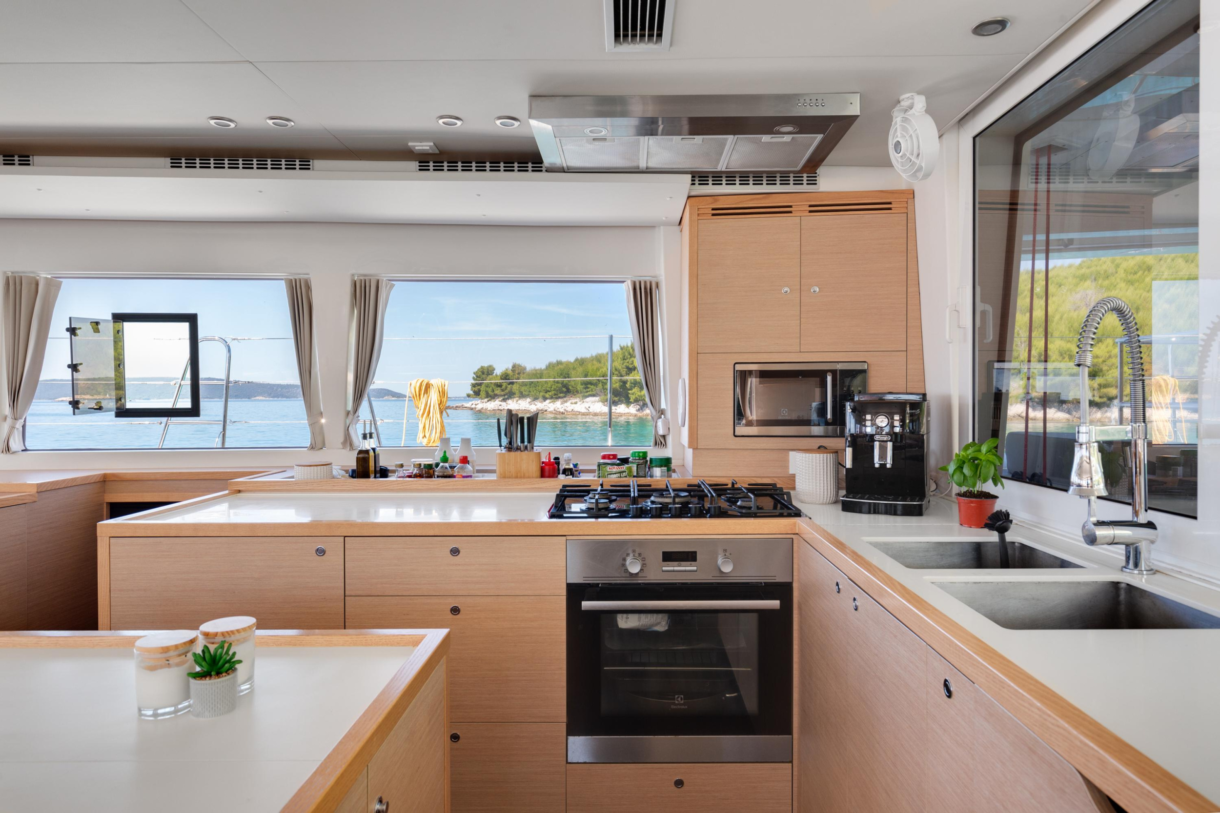 Lagoon 560 — photo 19