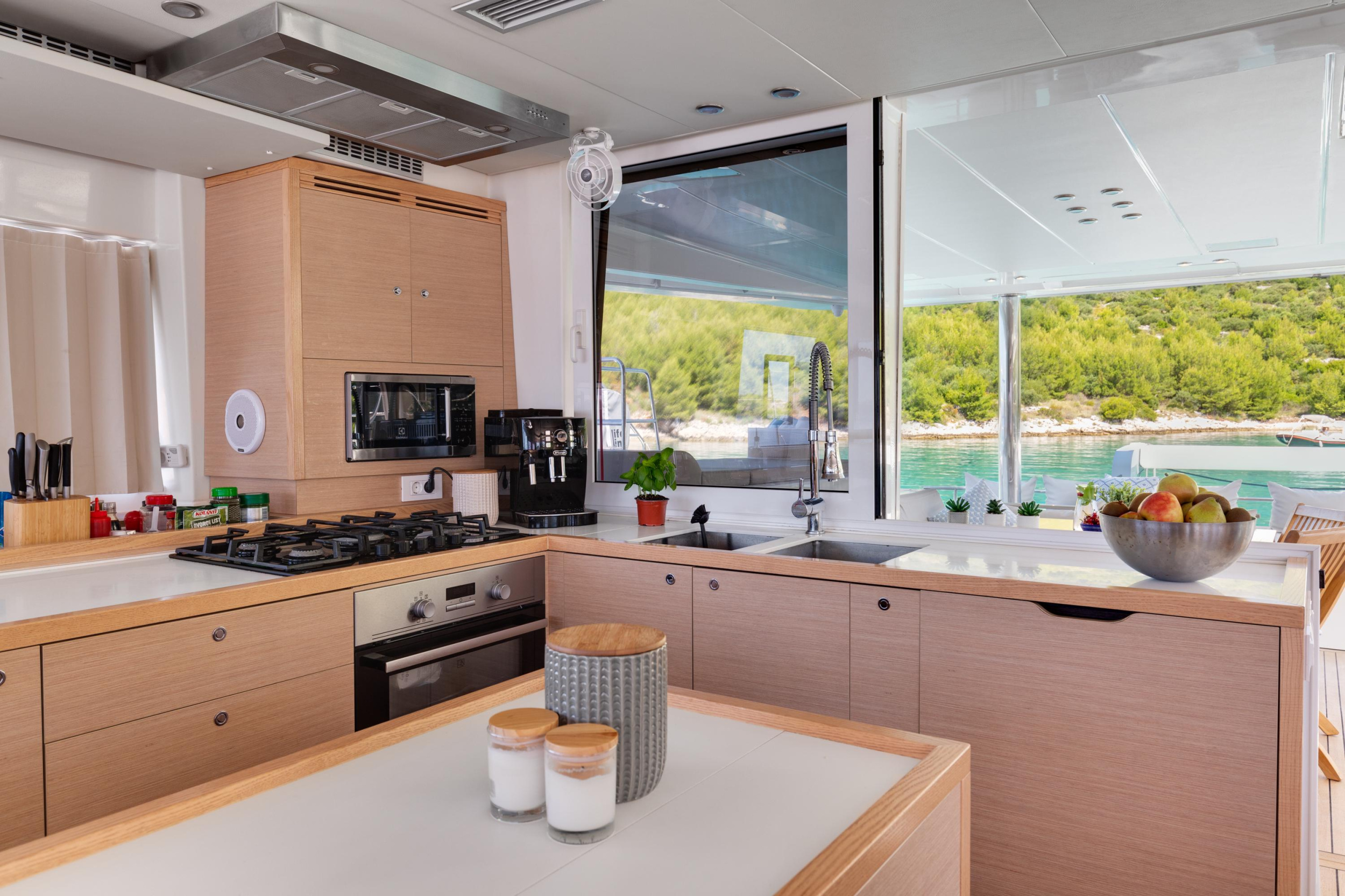 Lagoon 560 — photo 24