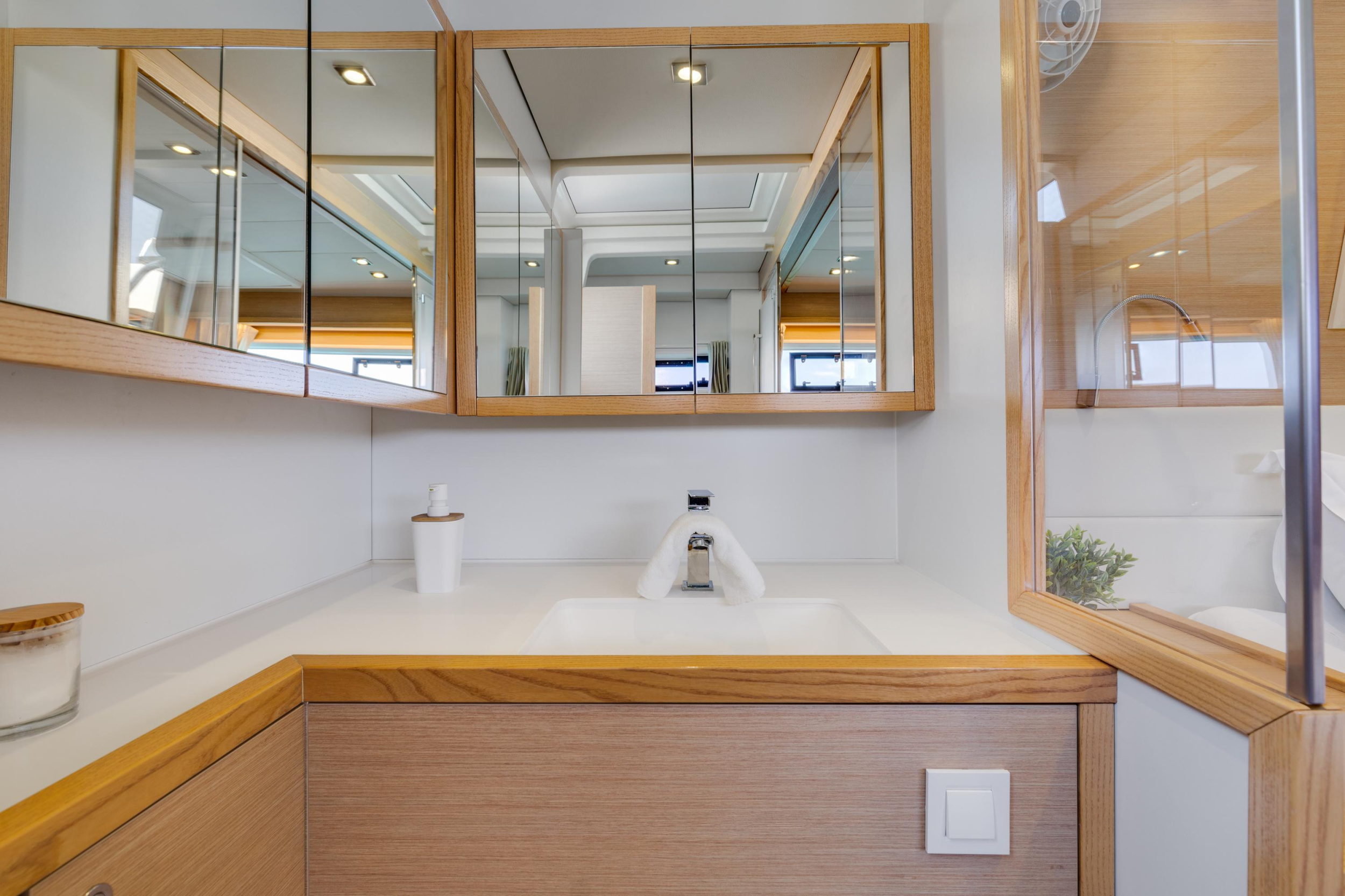 Lagoon 560 — photo 17
