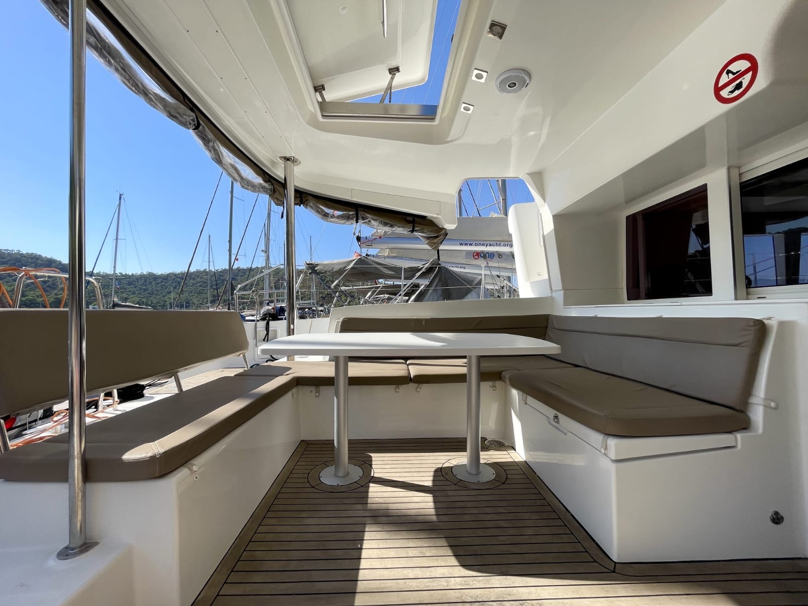Lagoon 450 F — photo 3
