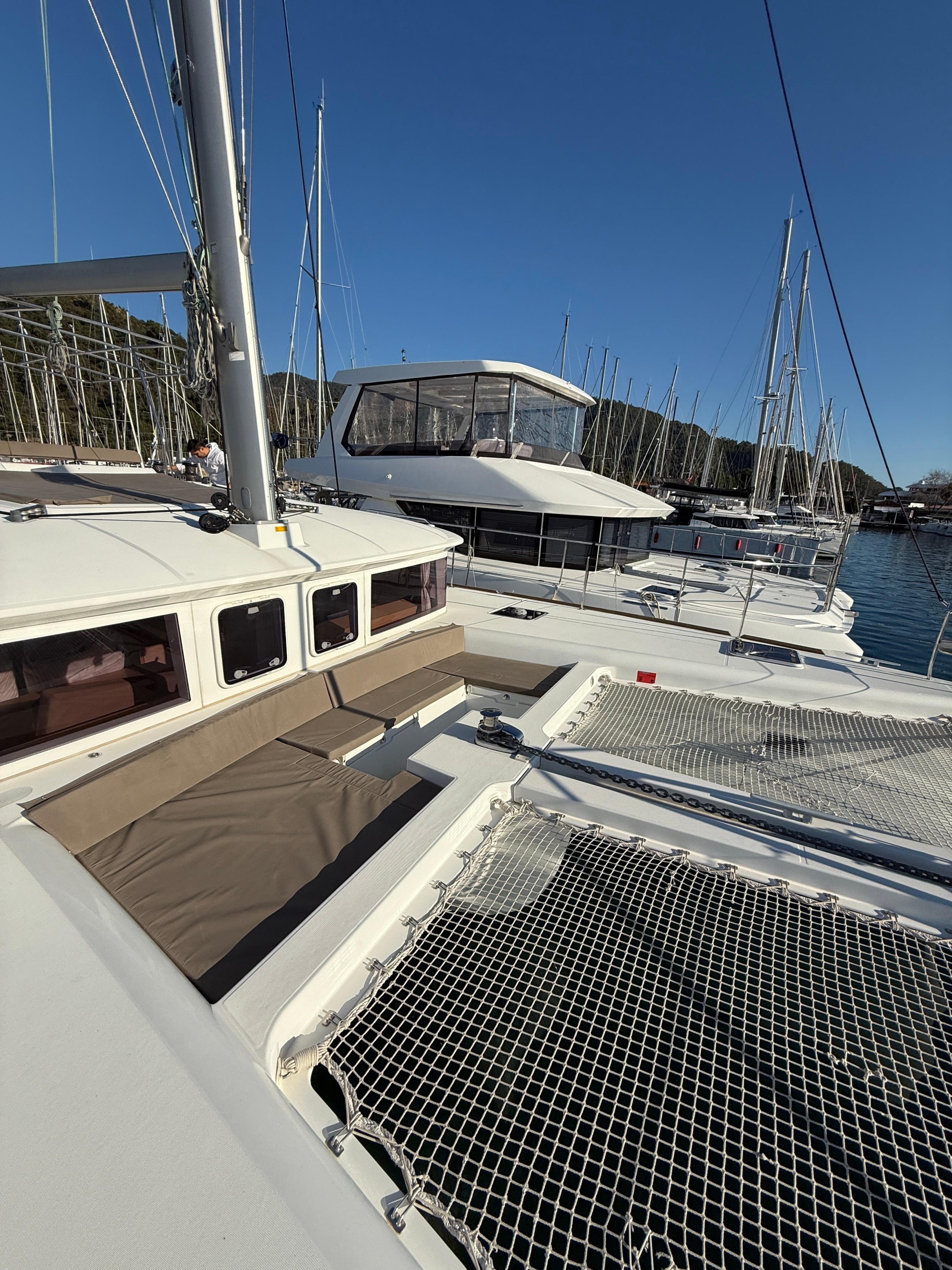 Lagoon 450 Fly — photo 4