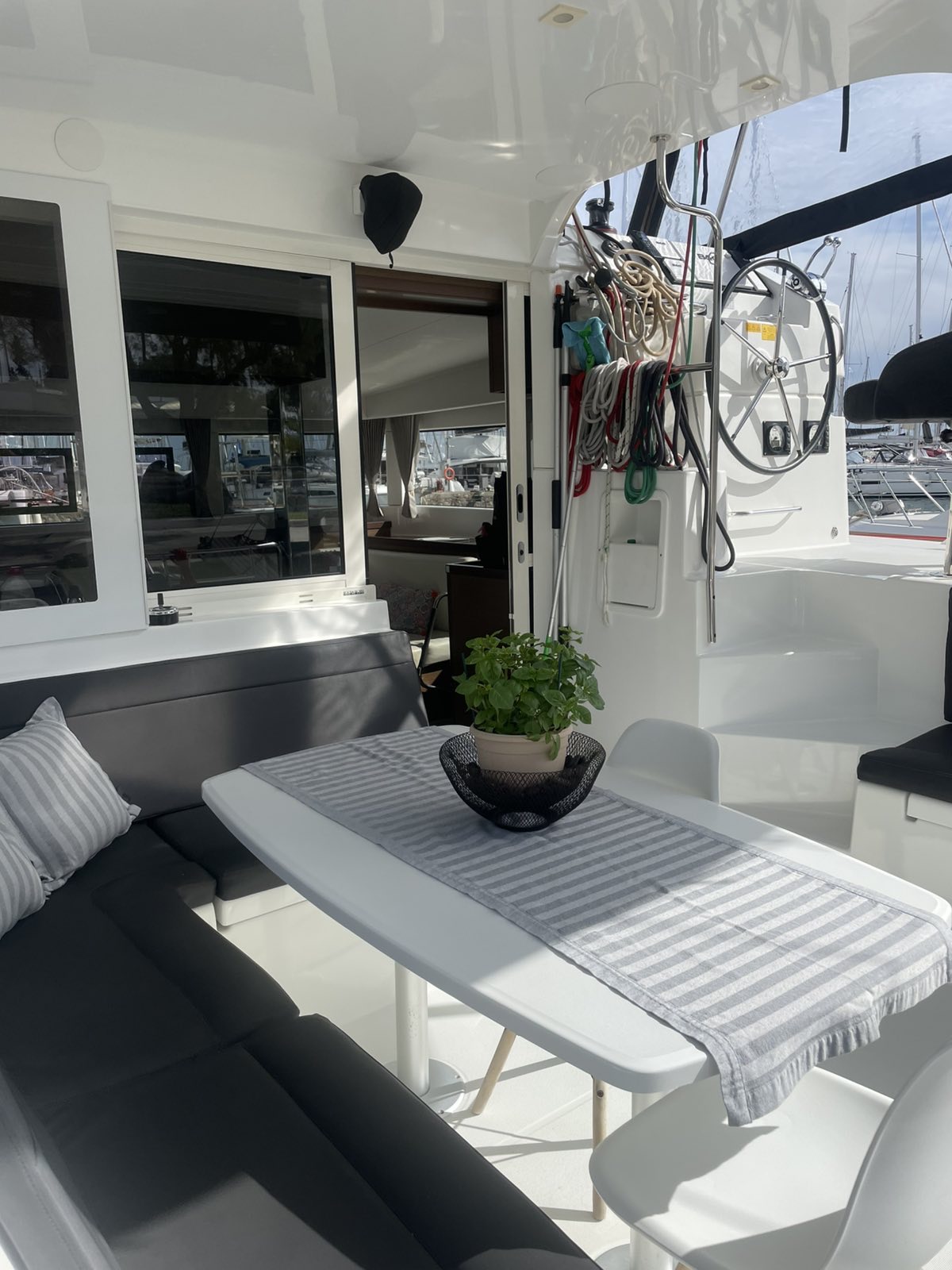 Lagoon 40 — photo 12