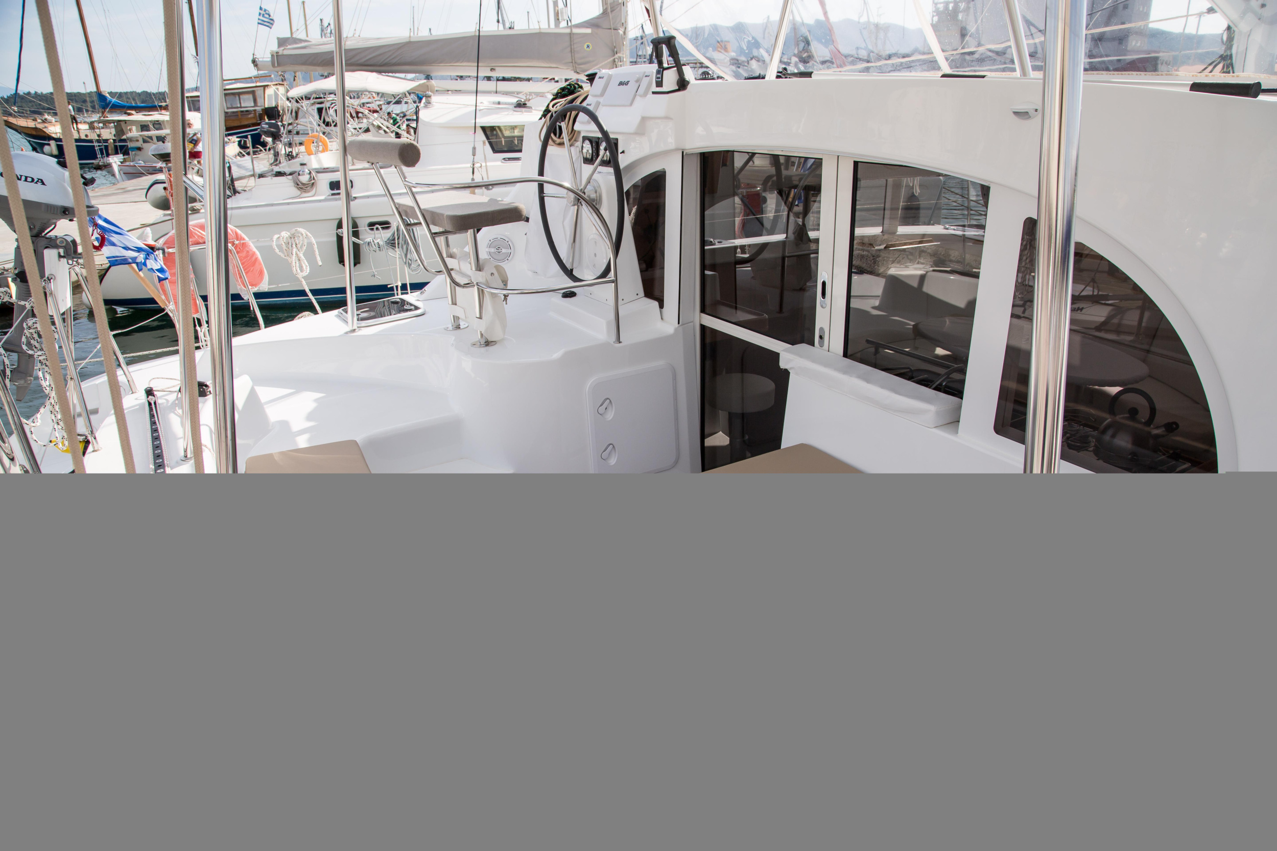 Lagoon 380 — photo 12