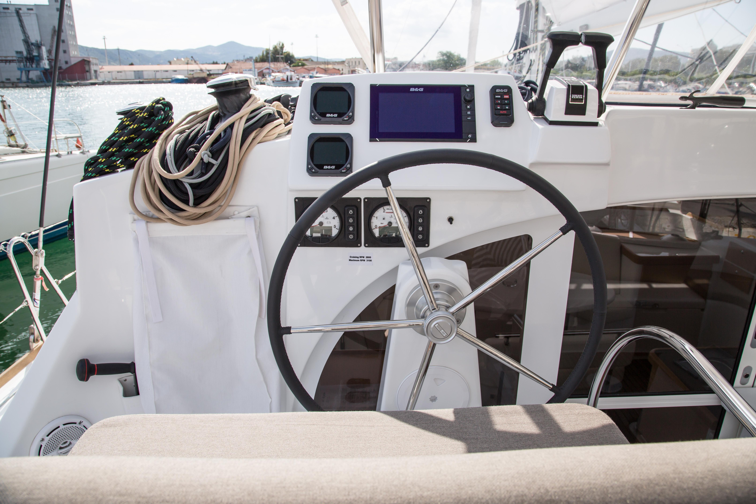 Lagoon 380 — photo 15