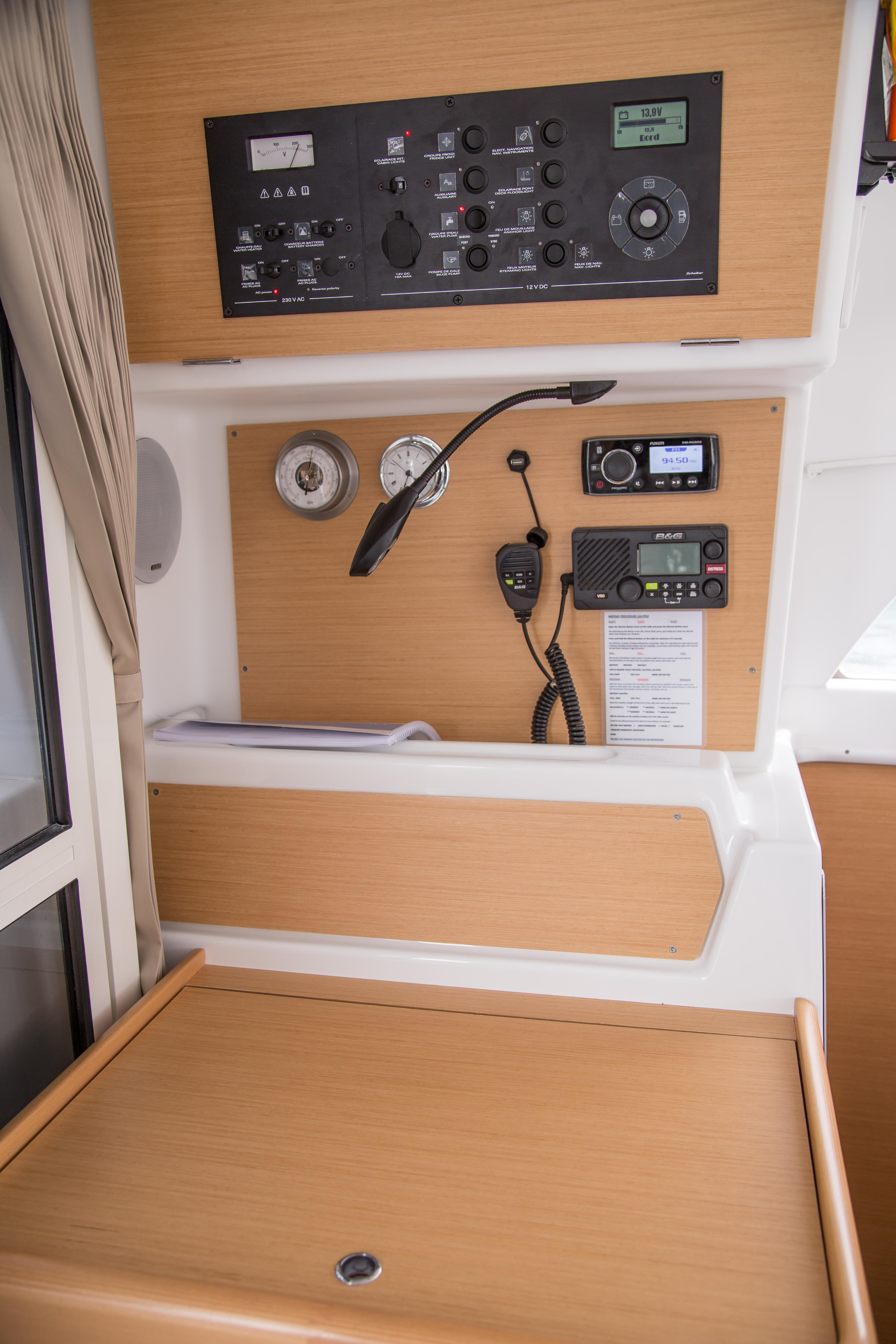 Lagoon 380 — photo 13
