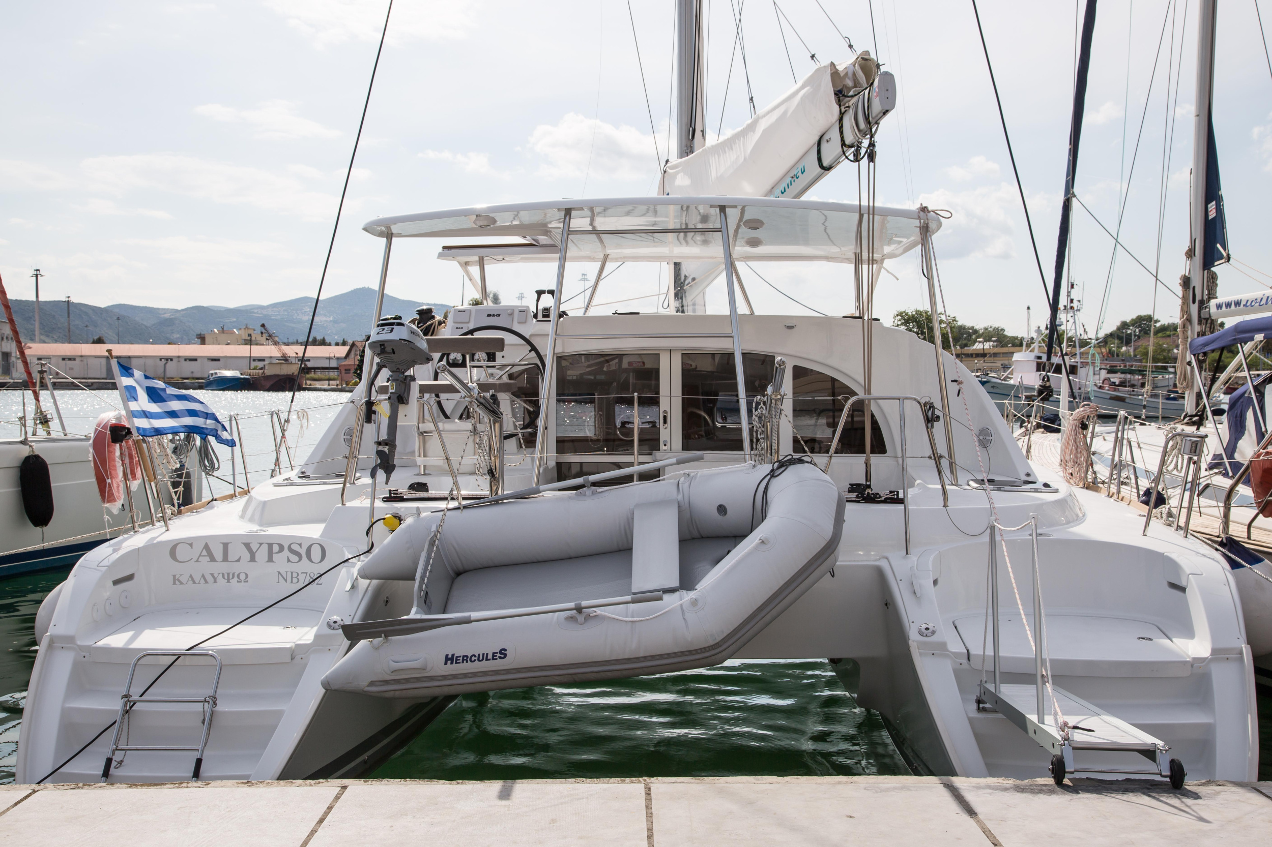 Lagoon 380 — photo 3