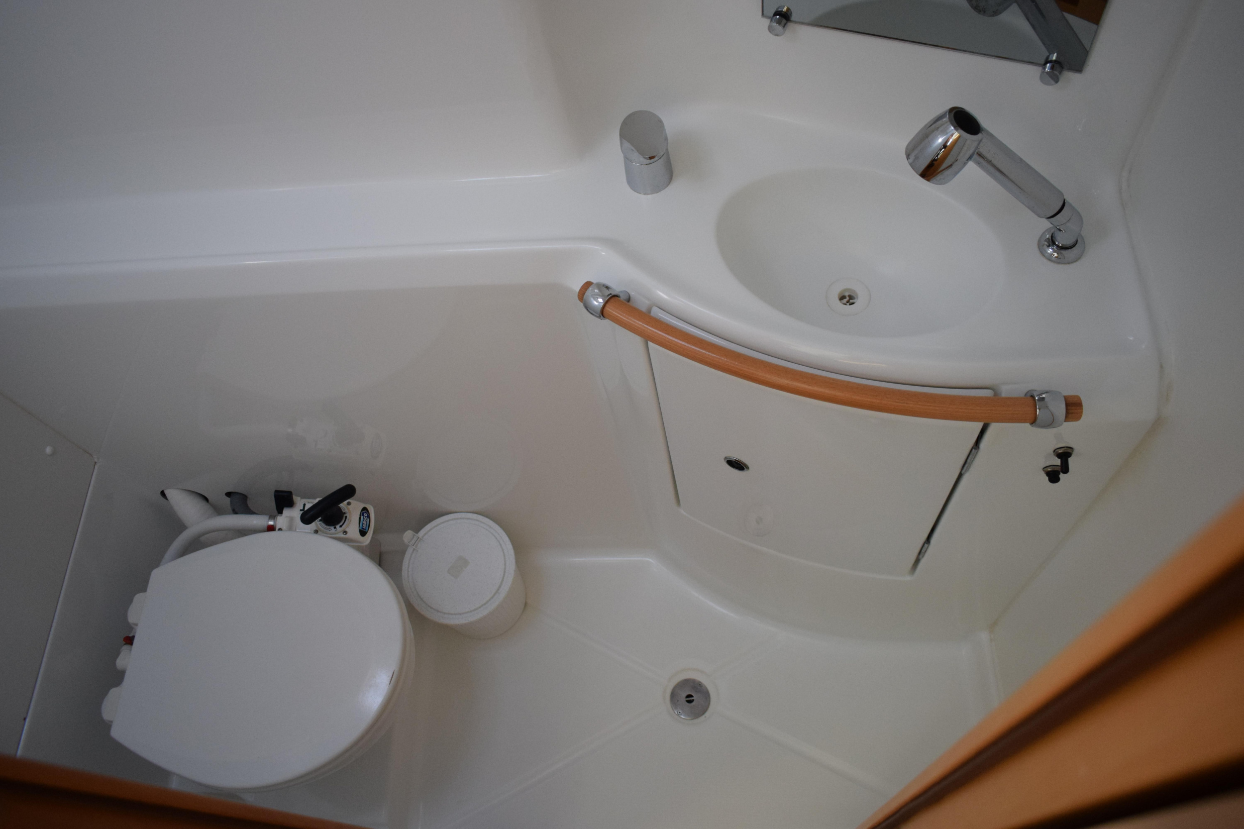 Lagoon 380 — photo 16