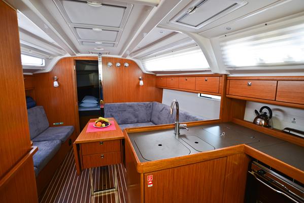 Bavaria Cruiser 37 — photo 18