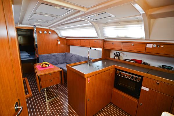 Bavaria Cruiser 37 — photo 10