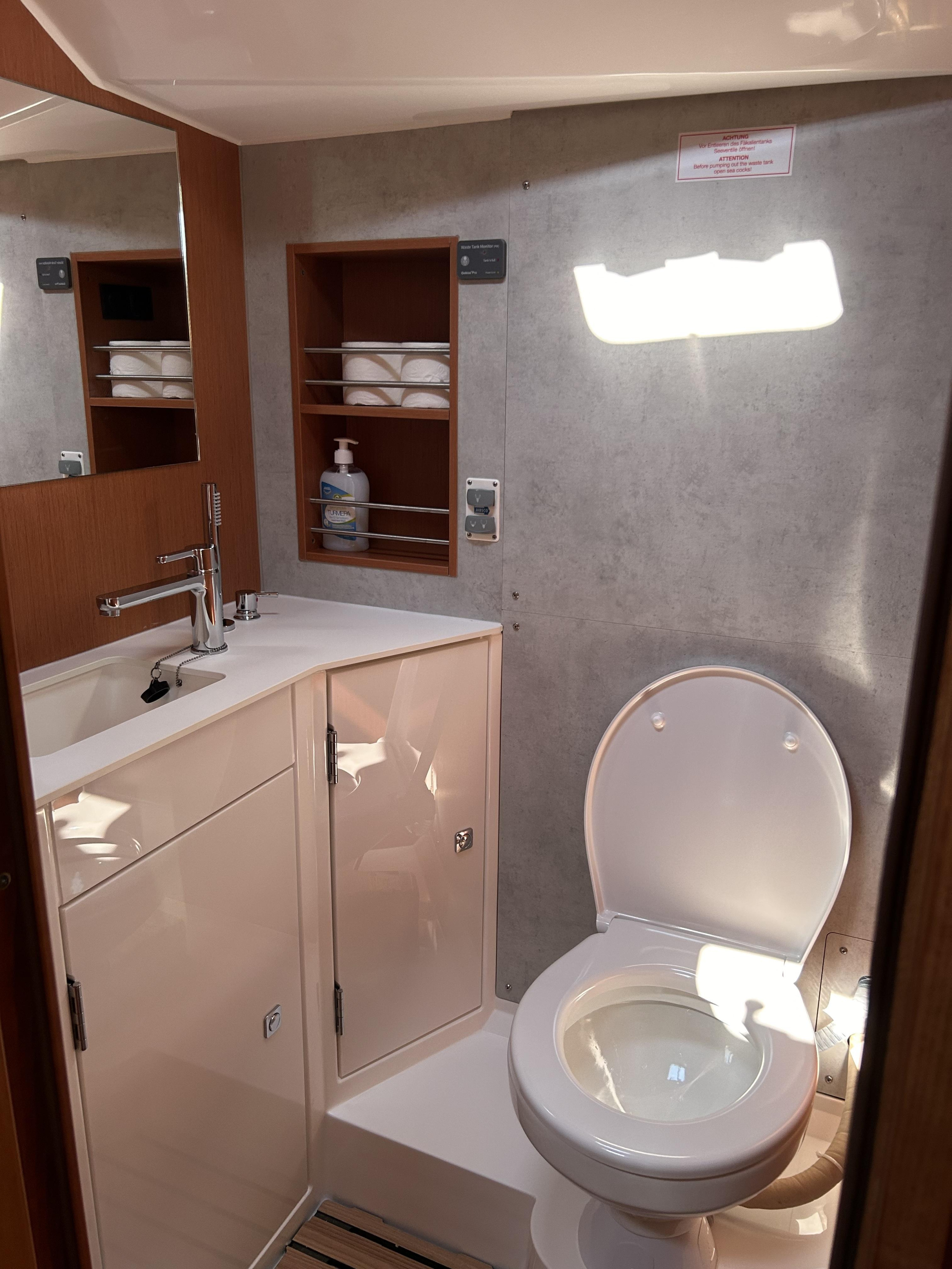 Bavaria C42 — photo 15
