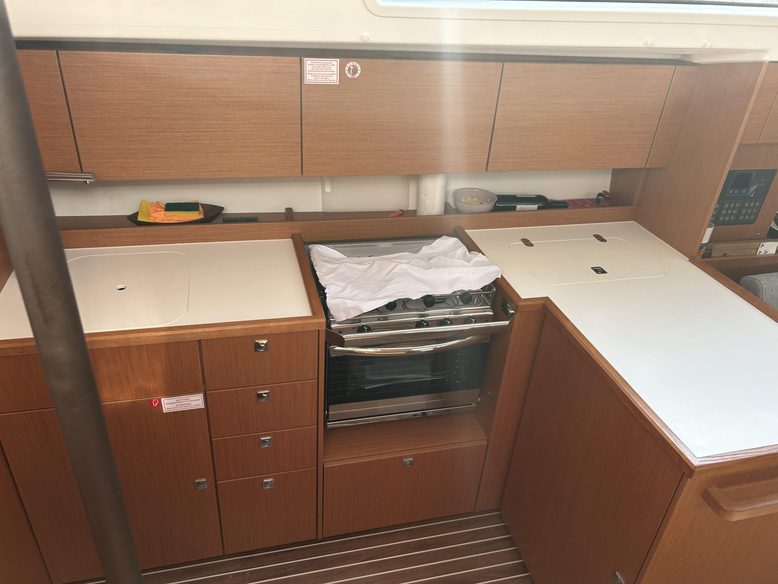 Bavaria C42 — photo 13