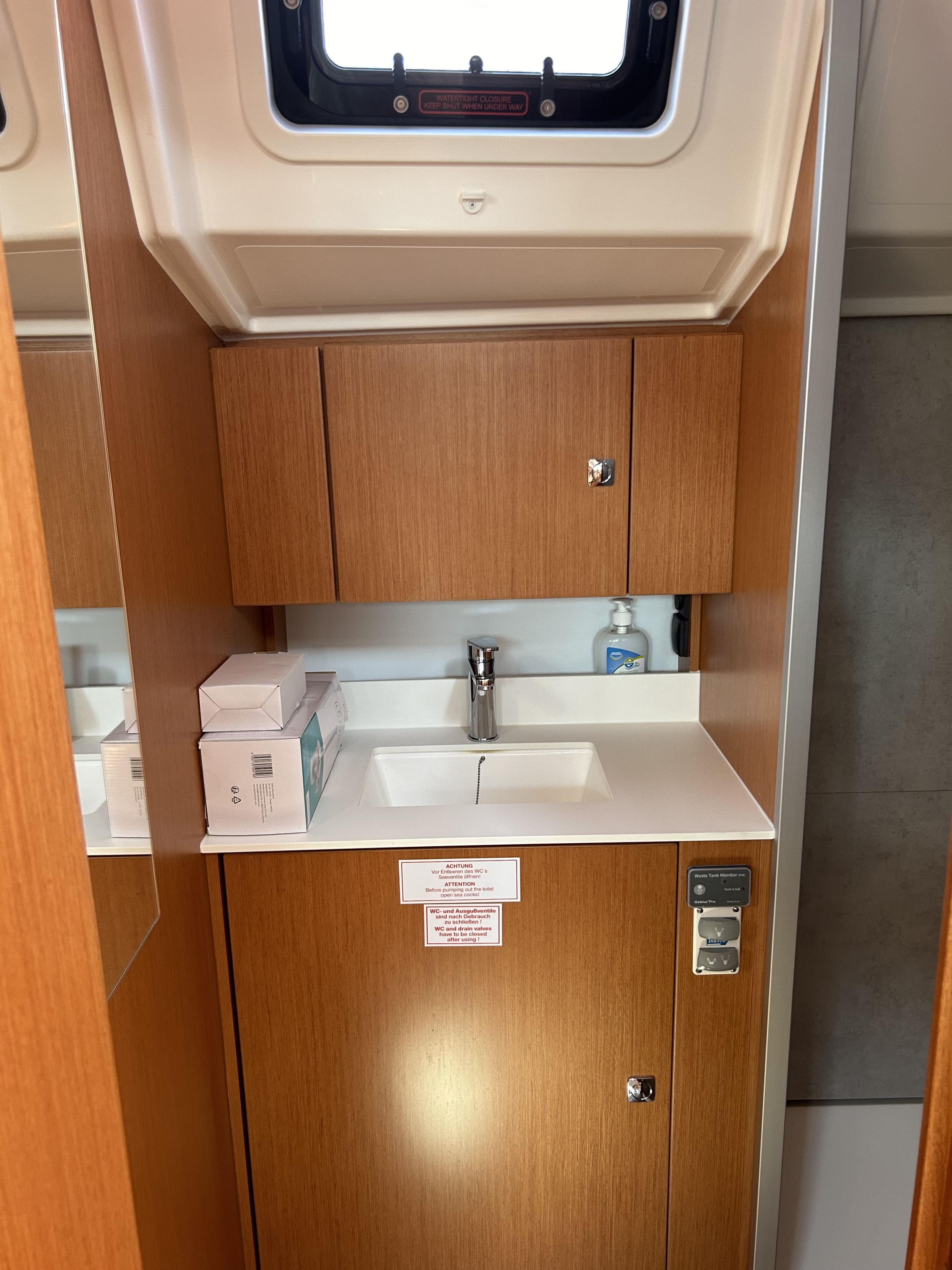 Bavaria C42 — photo 8