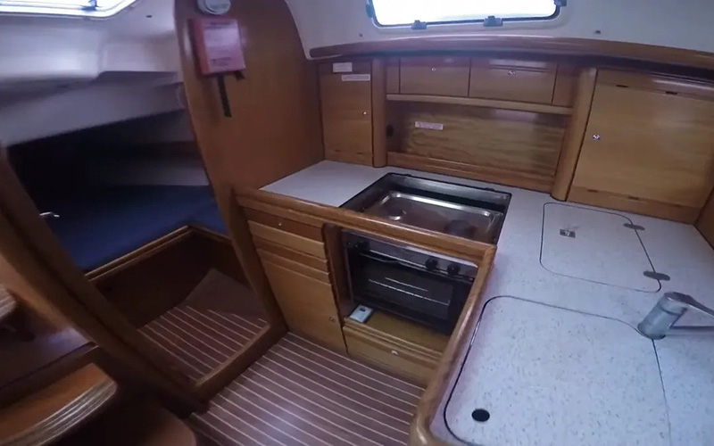 Bavaria 37 — photo 10