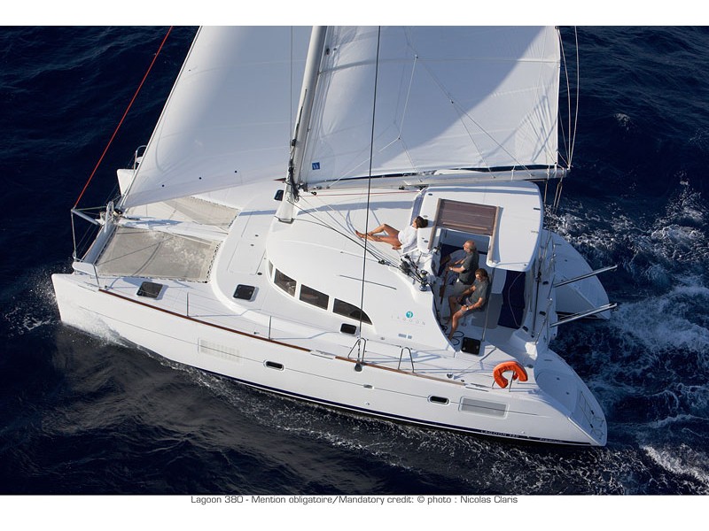 Lagoon 380 — photo 1