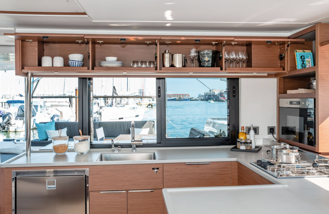Lagoon 46 Flybridge — photo 16
