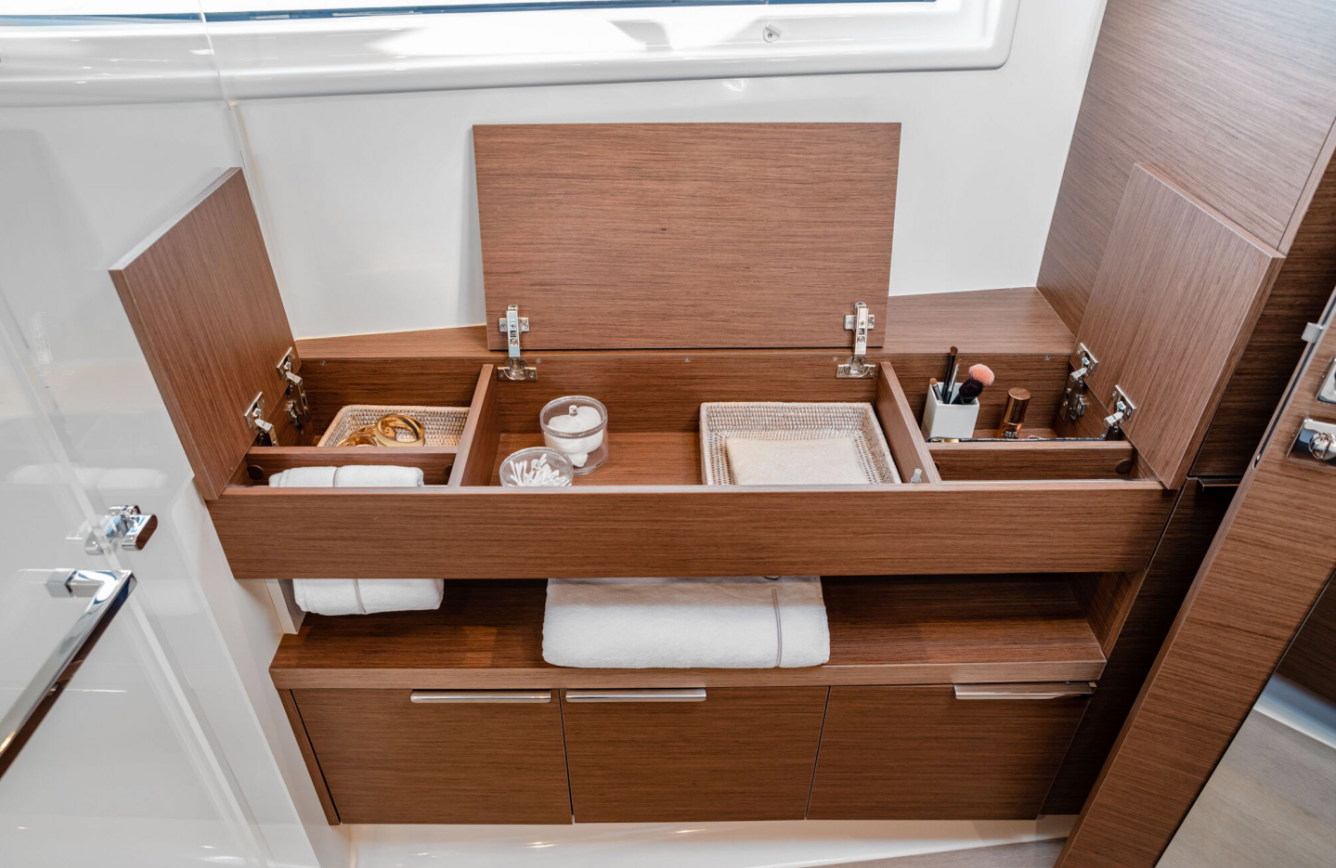 Lagoon 46 Flybridge — photo 9