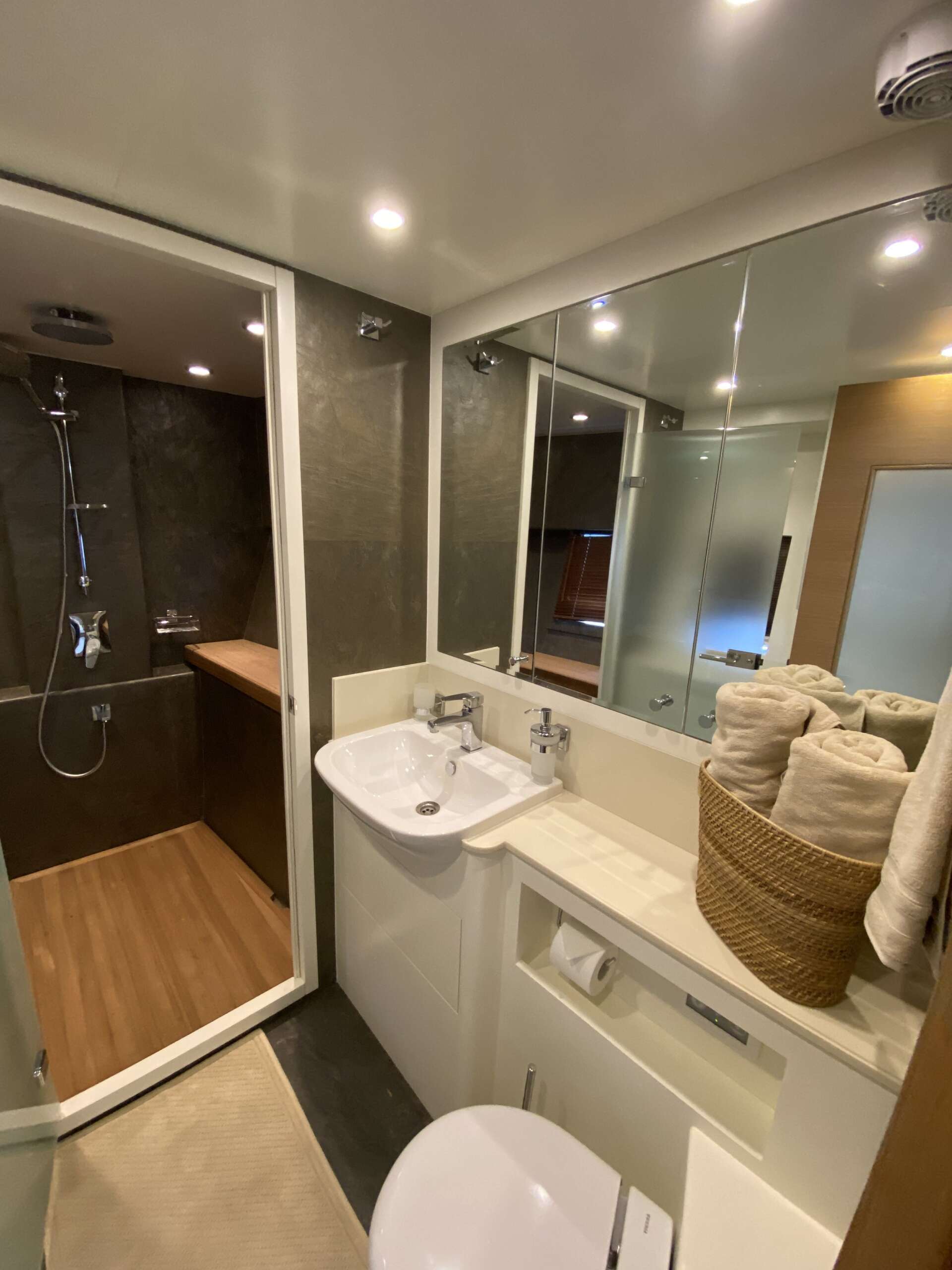 Serenity 64 LUXE — photo 32