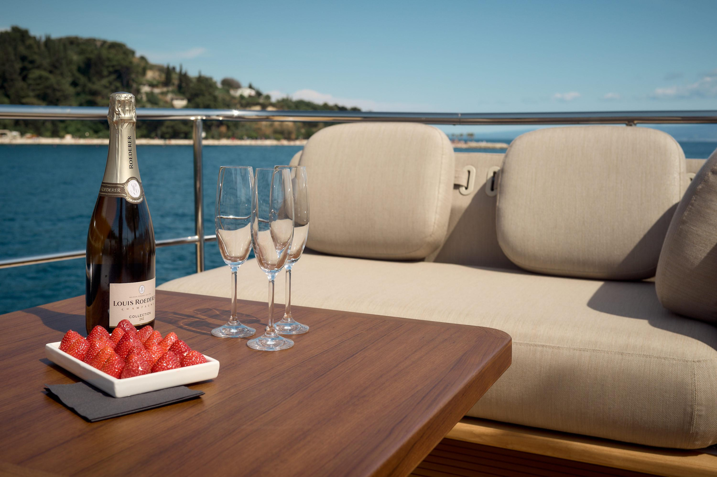 Azimut Magellano 66 — photo 42