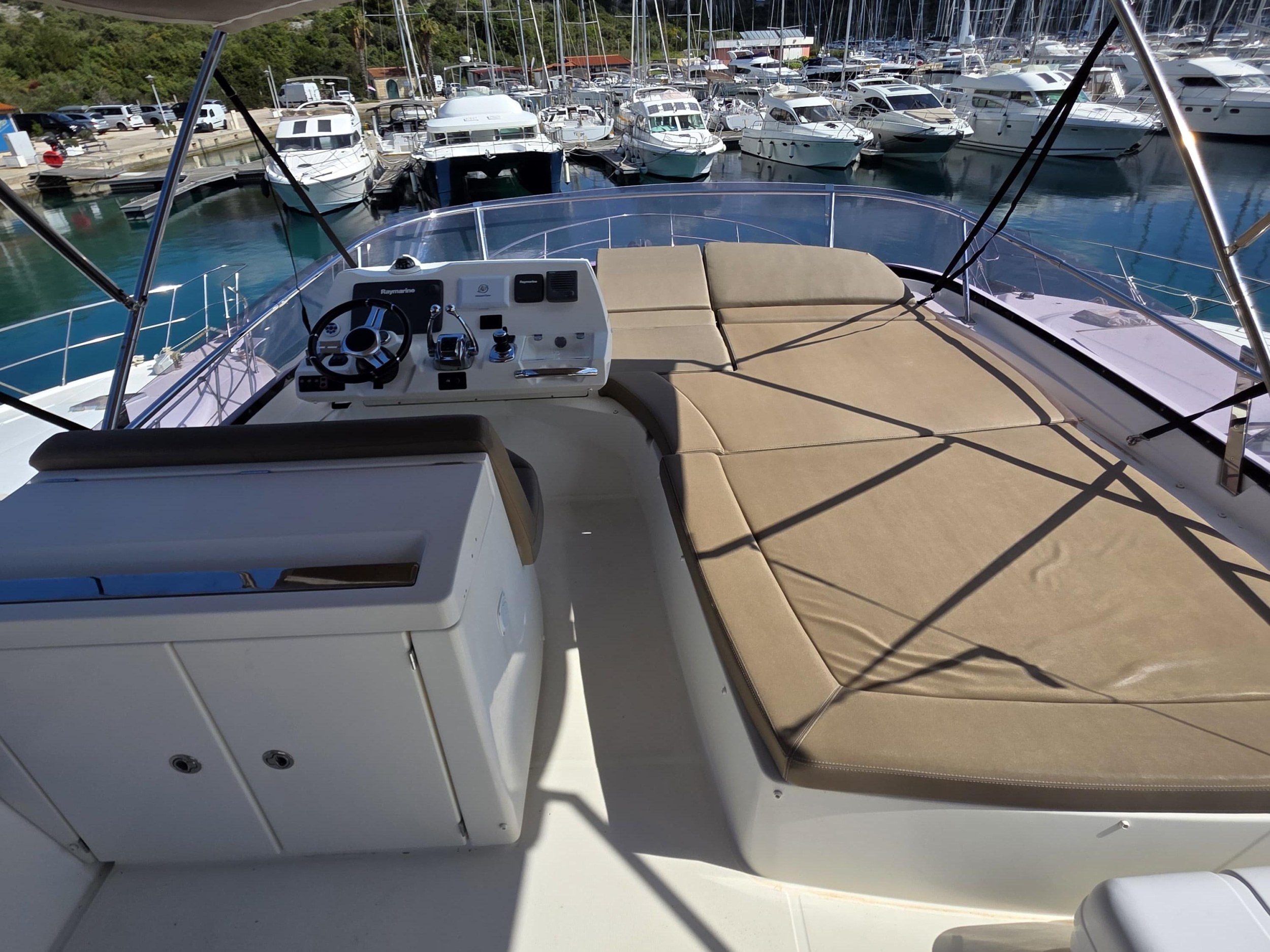Prestige 550 Fly — photo 35