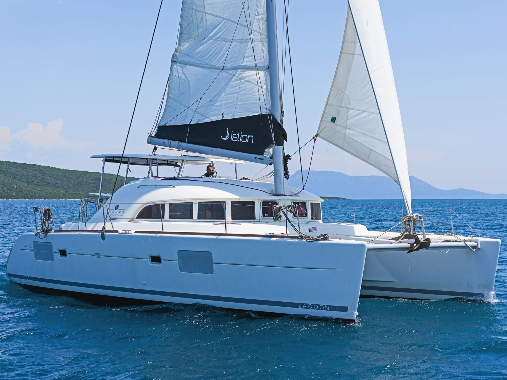 Lagoon 380 — photo 1