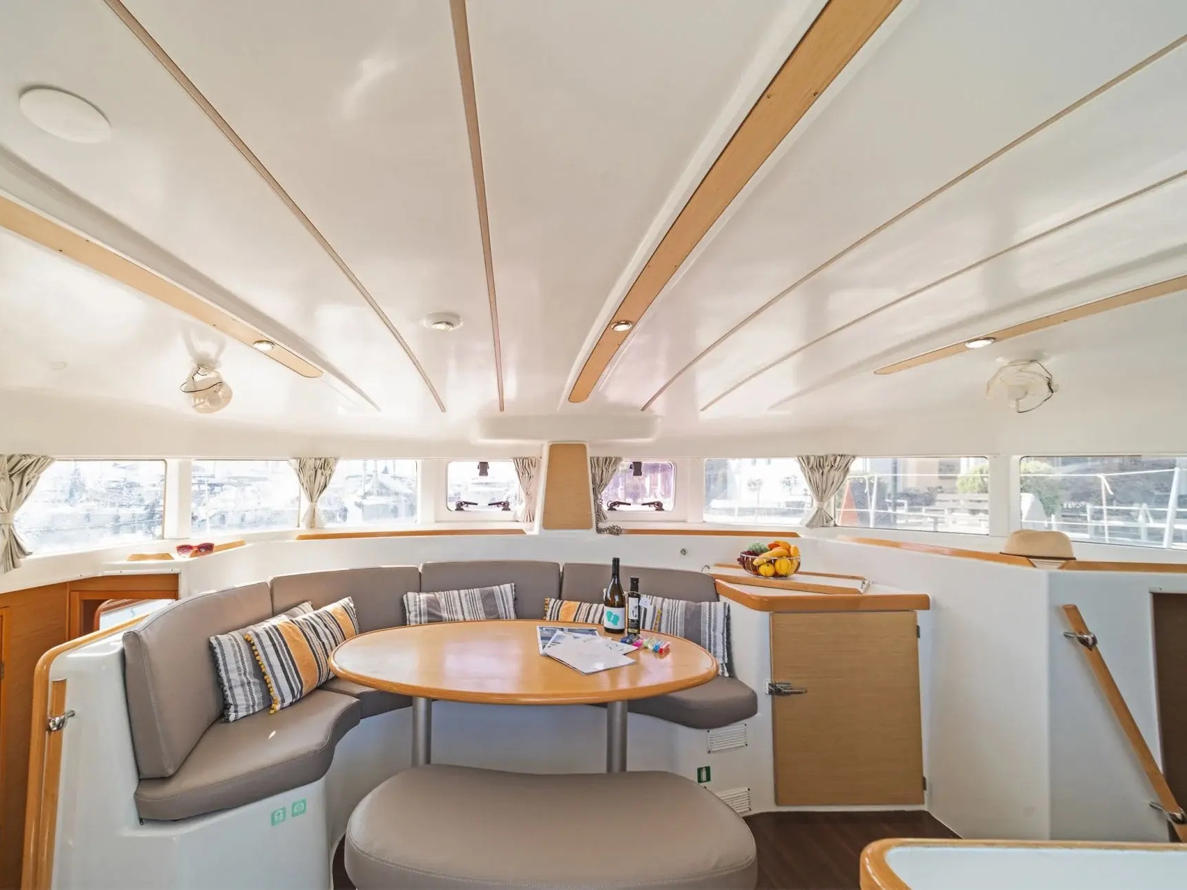 Lagoon 380 — photo 17