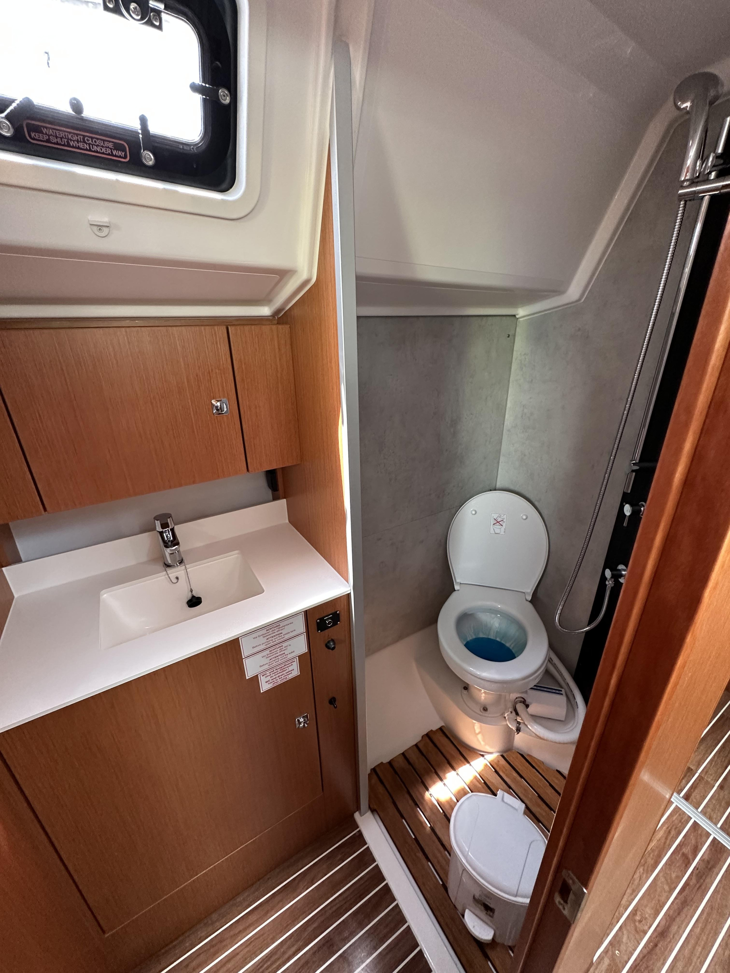 Bavaria C42 (3 cab.) — photo 7
