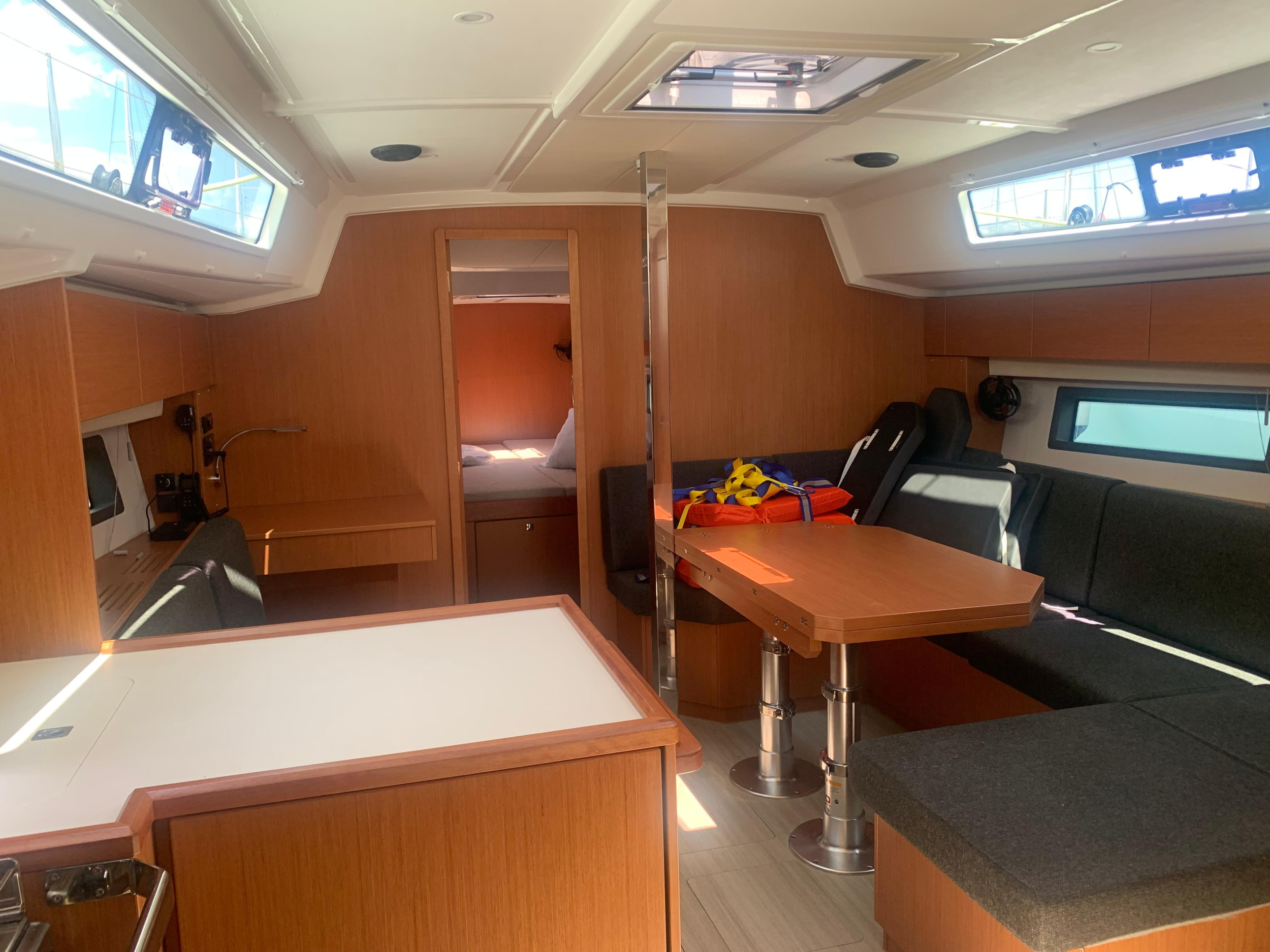 Bavaria C42 (3 cab.) — photo 9