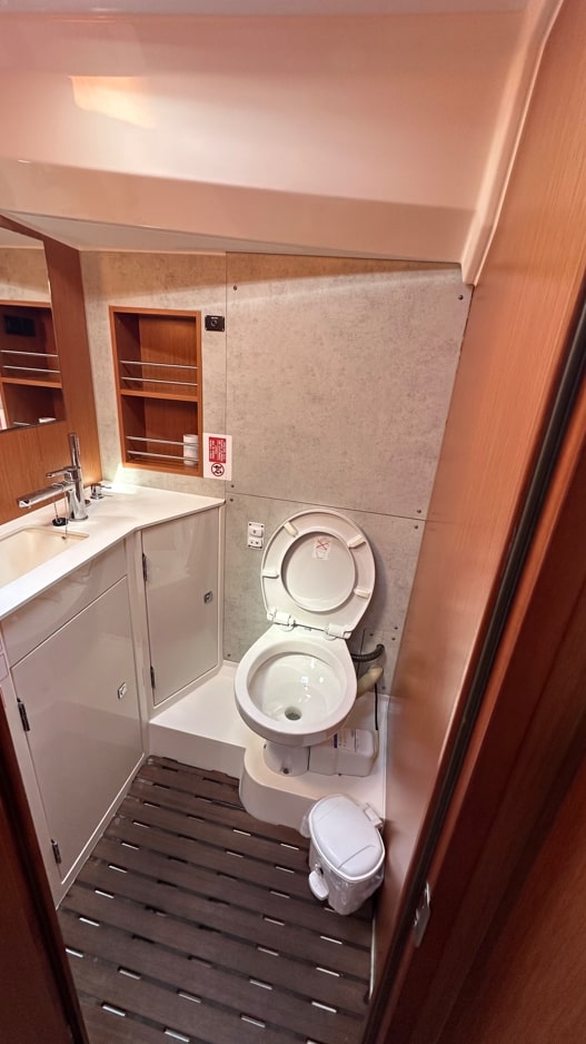 Bavaria C42 (3 cab.) — photo 4