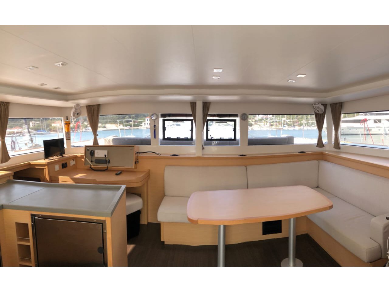 Lagoon 450 Fly — photo 3