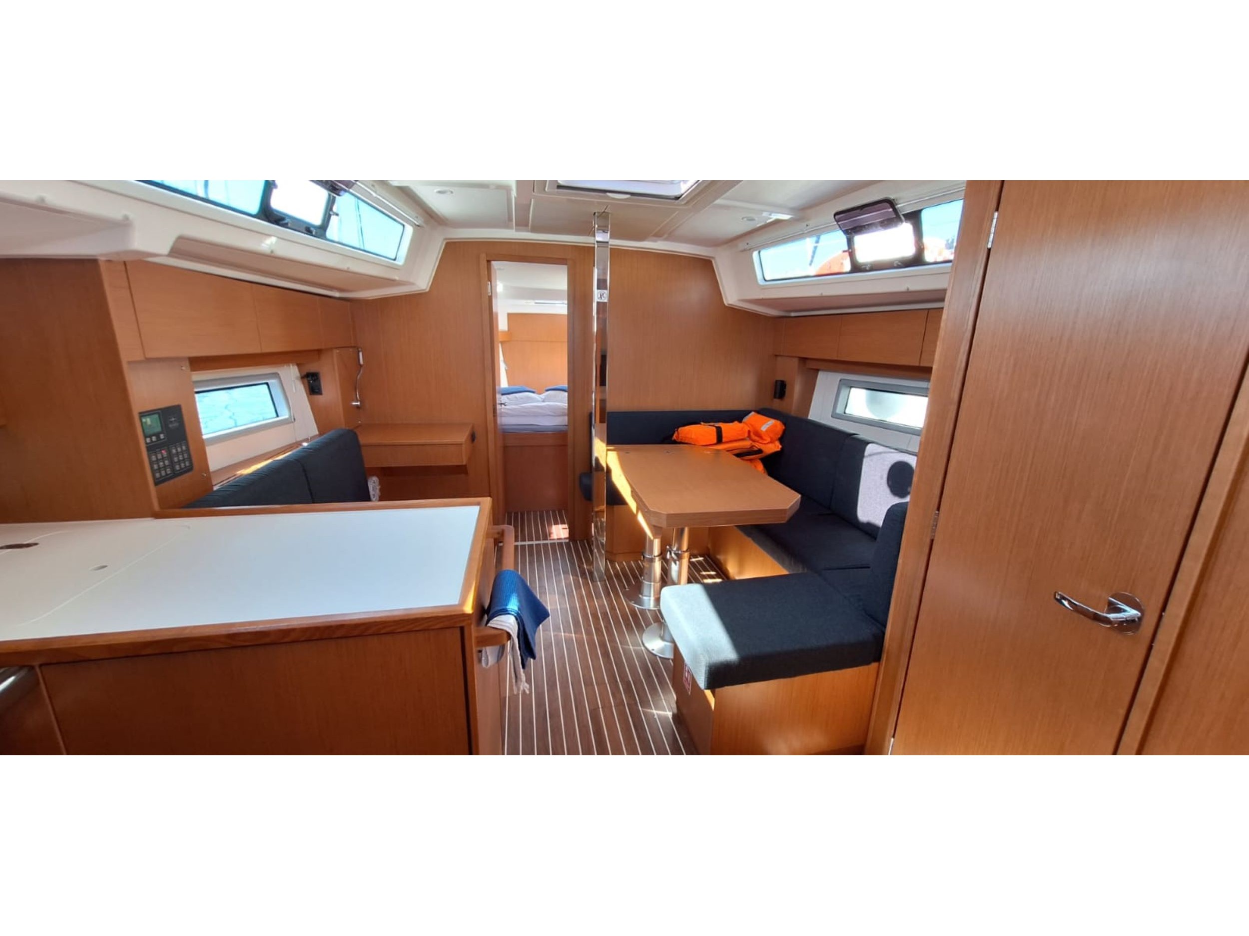 Bavaria C38 — photo 9