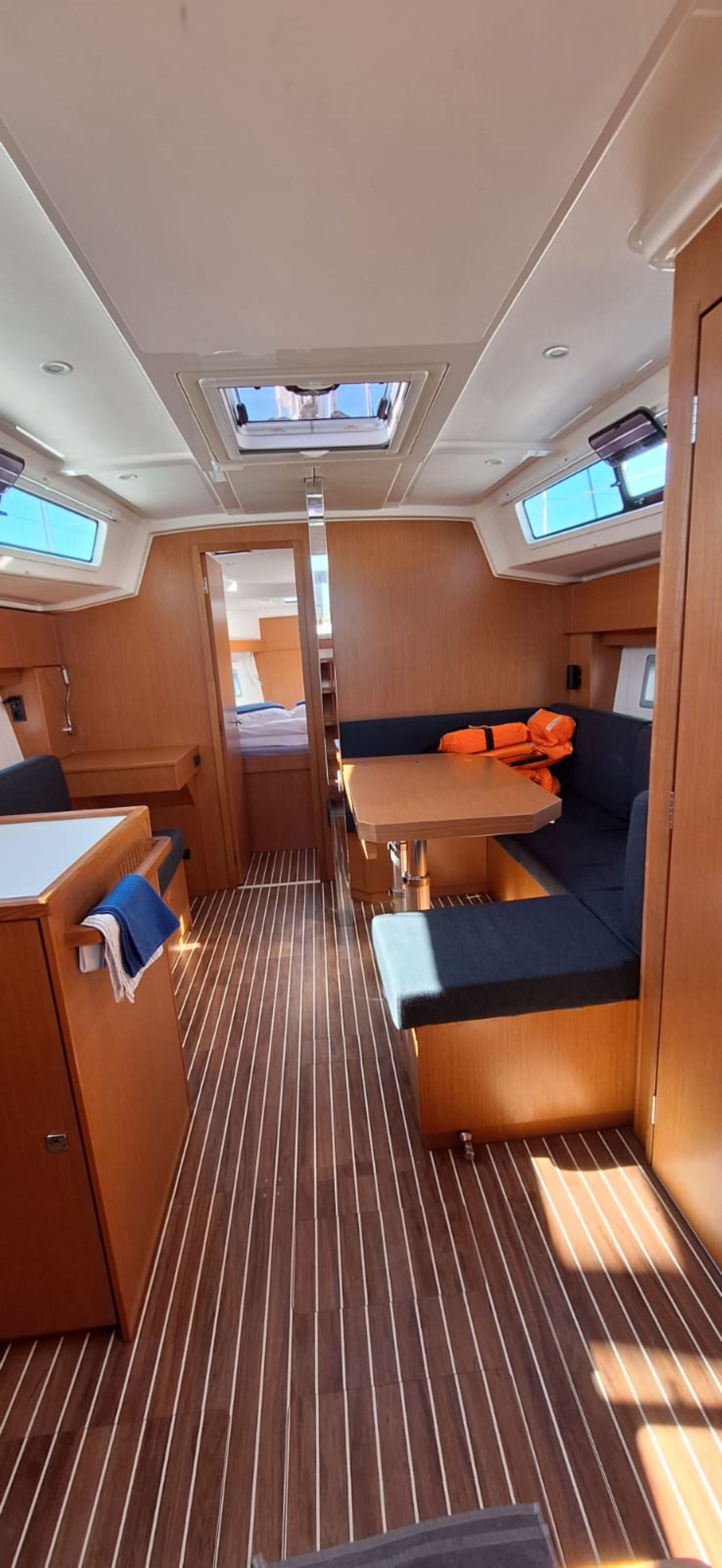 Bavaria C38 — photo 12