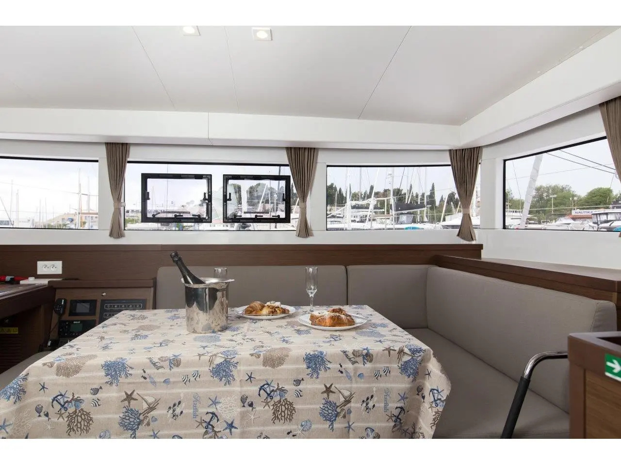 Lagoon 40 — photo 10