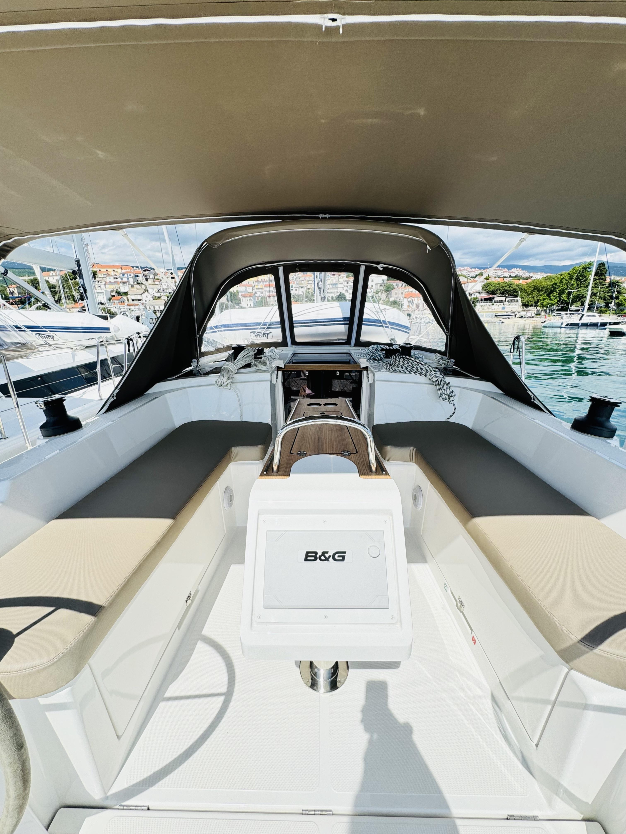 Bavaria C38 — photo 12