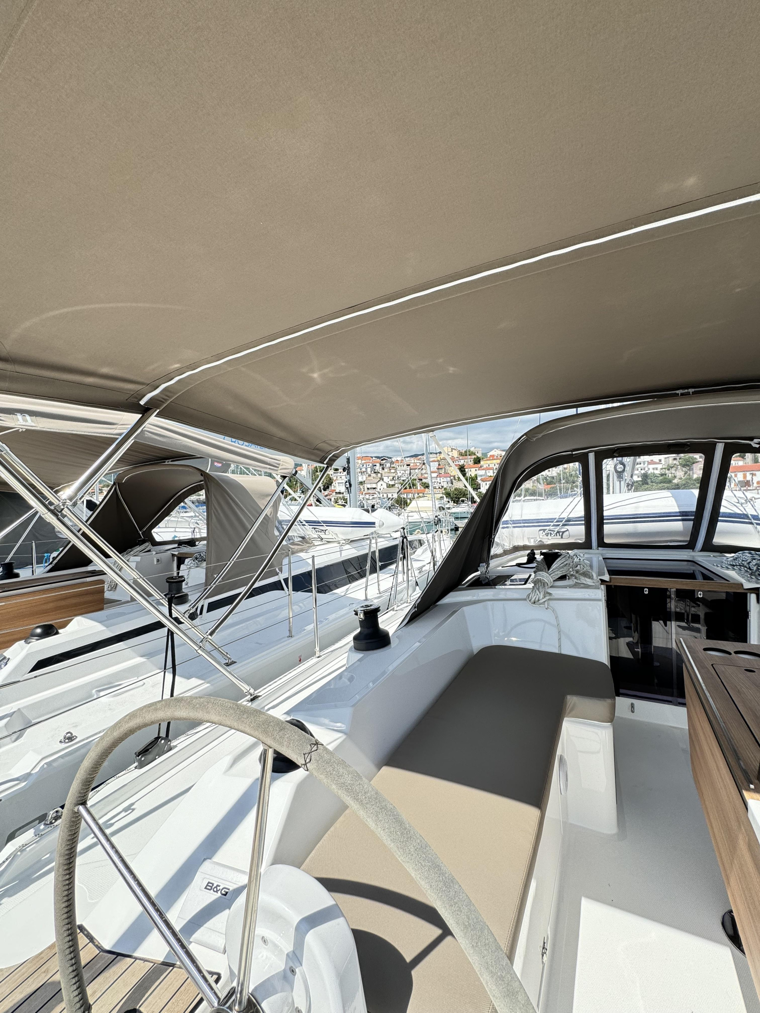 Bavaria C38 — photo 14