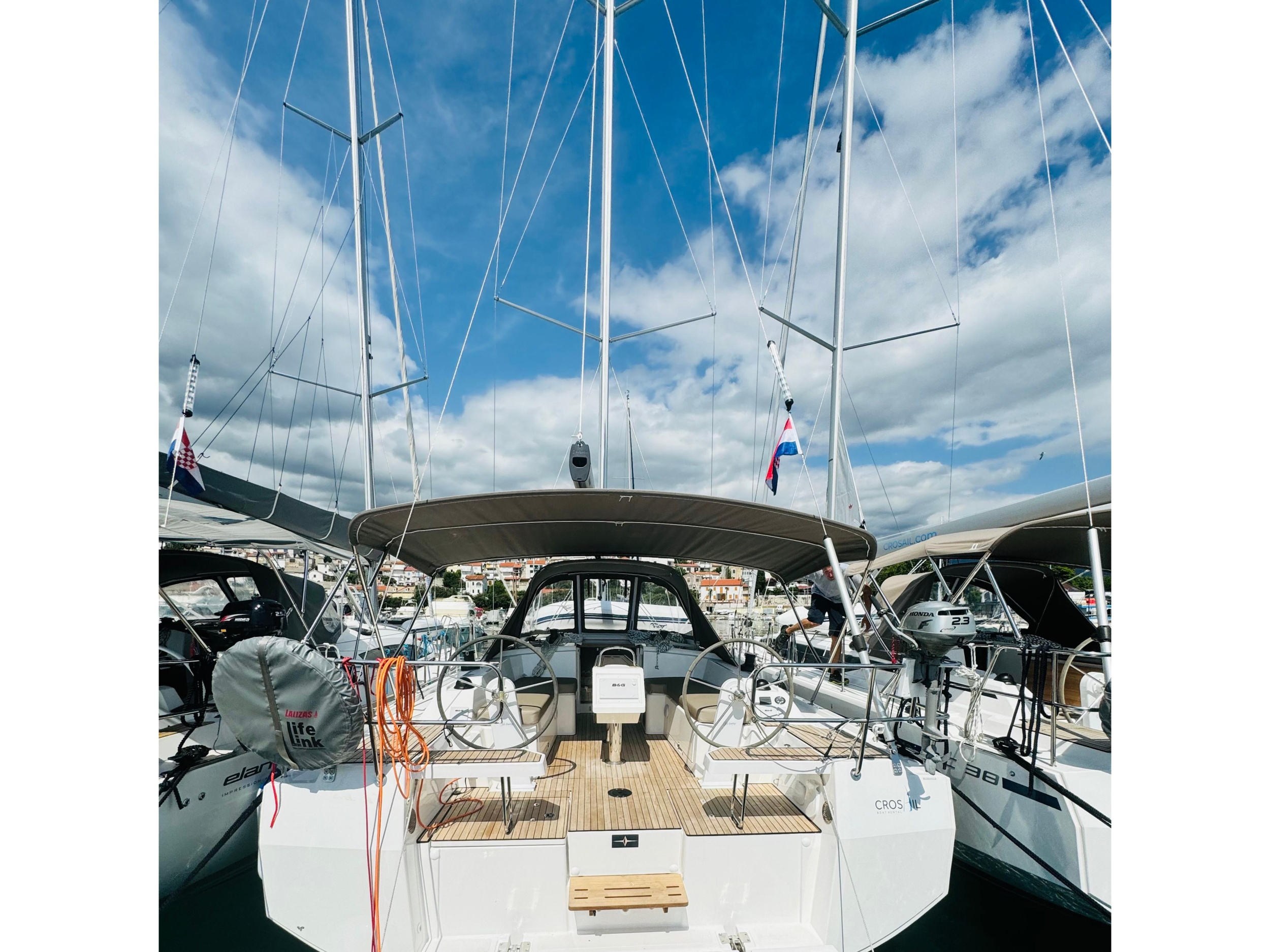 Bavaria C38 — photo 1