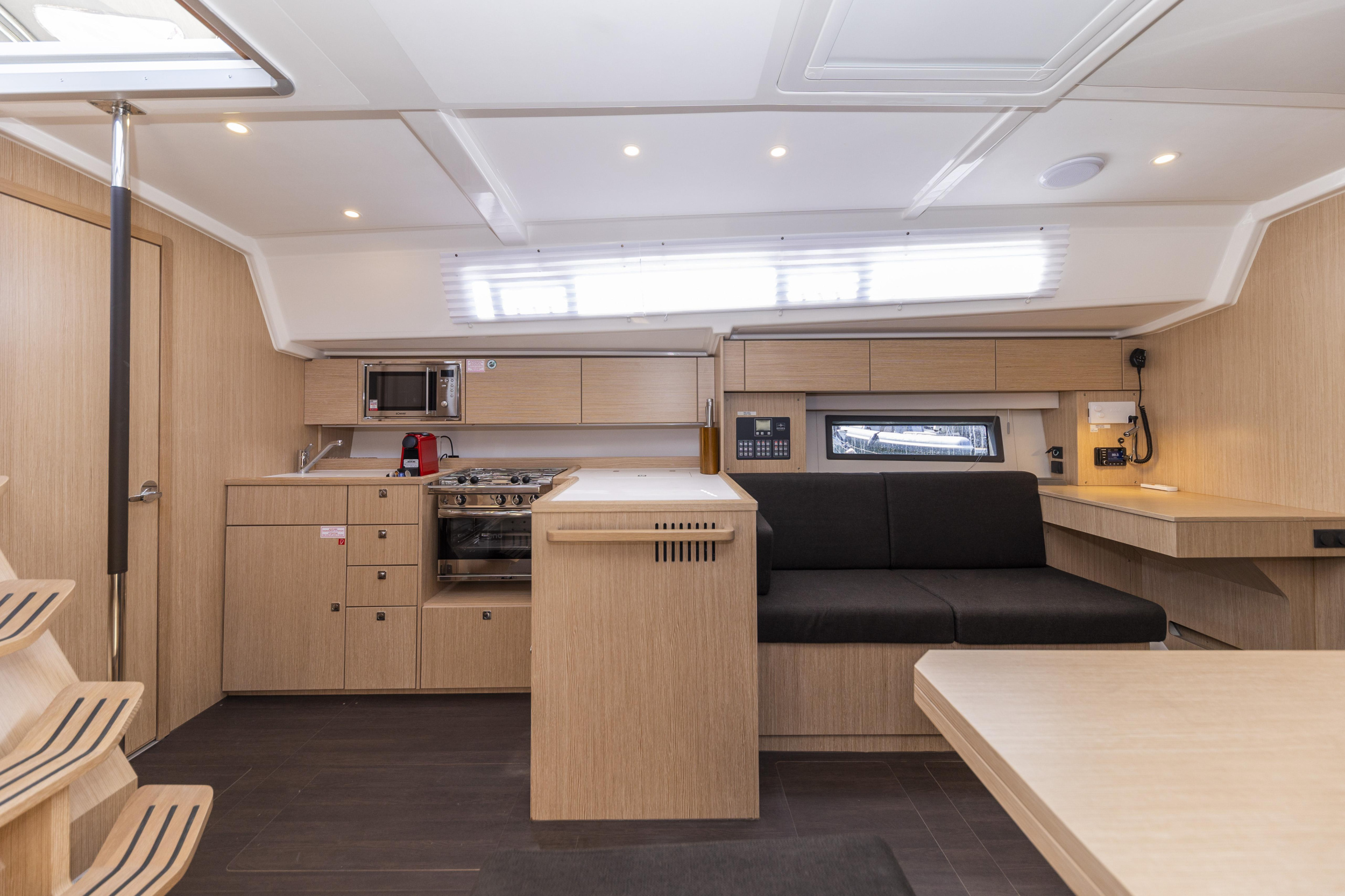 Bavaria C42 — photo 3