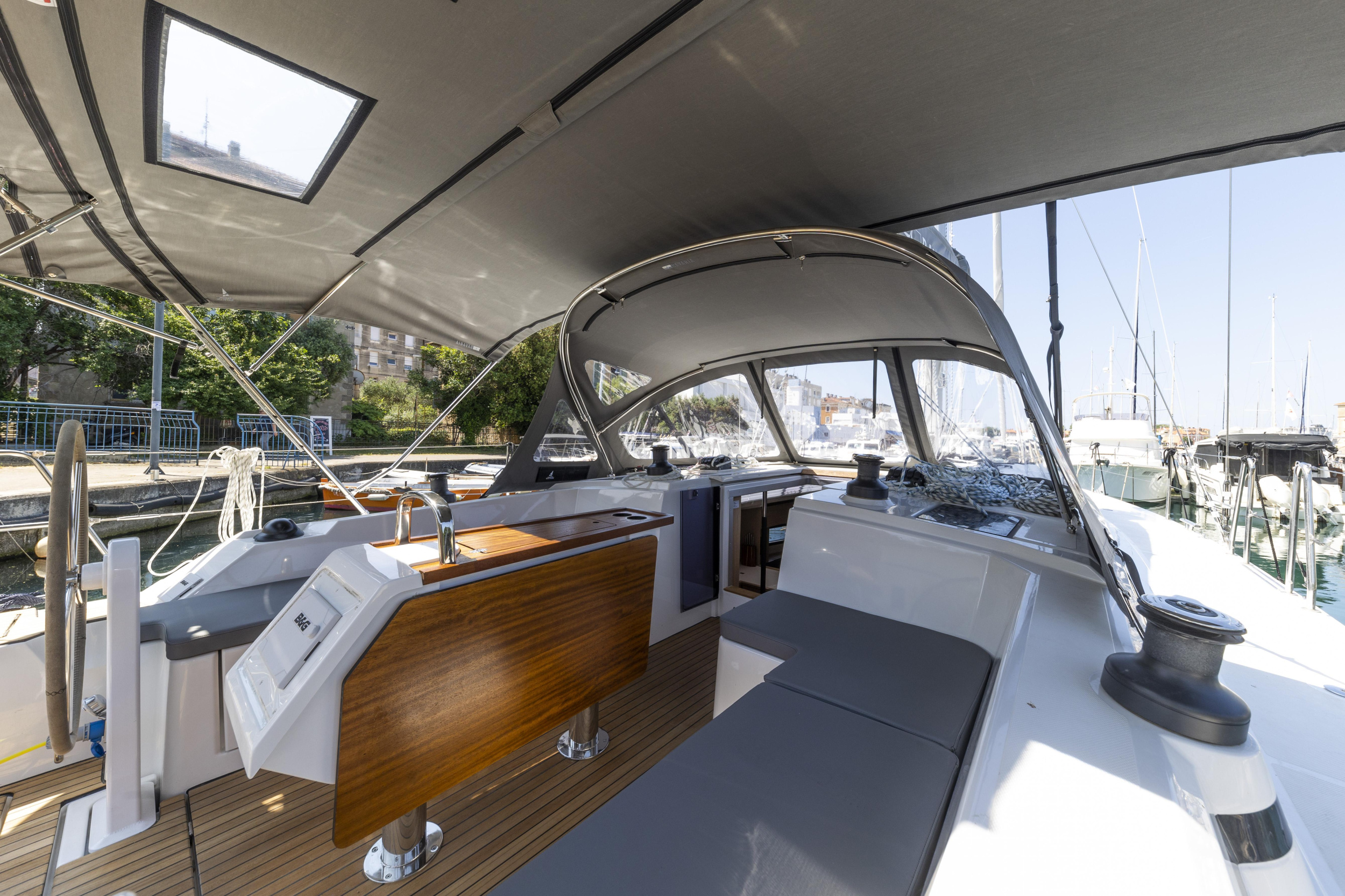Bavaria C42 — photo 32