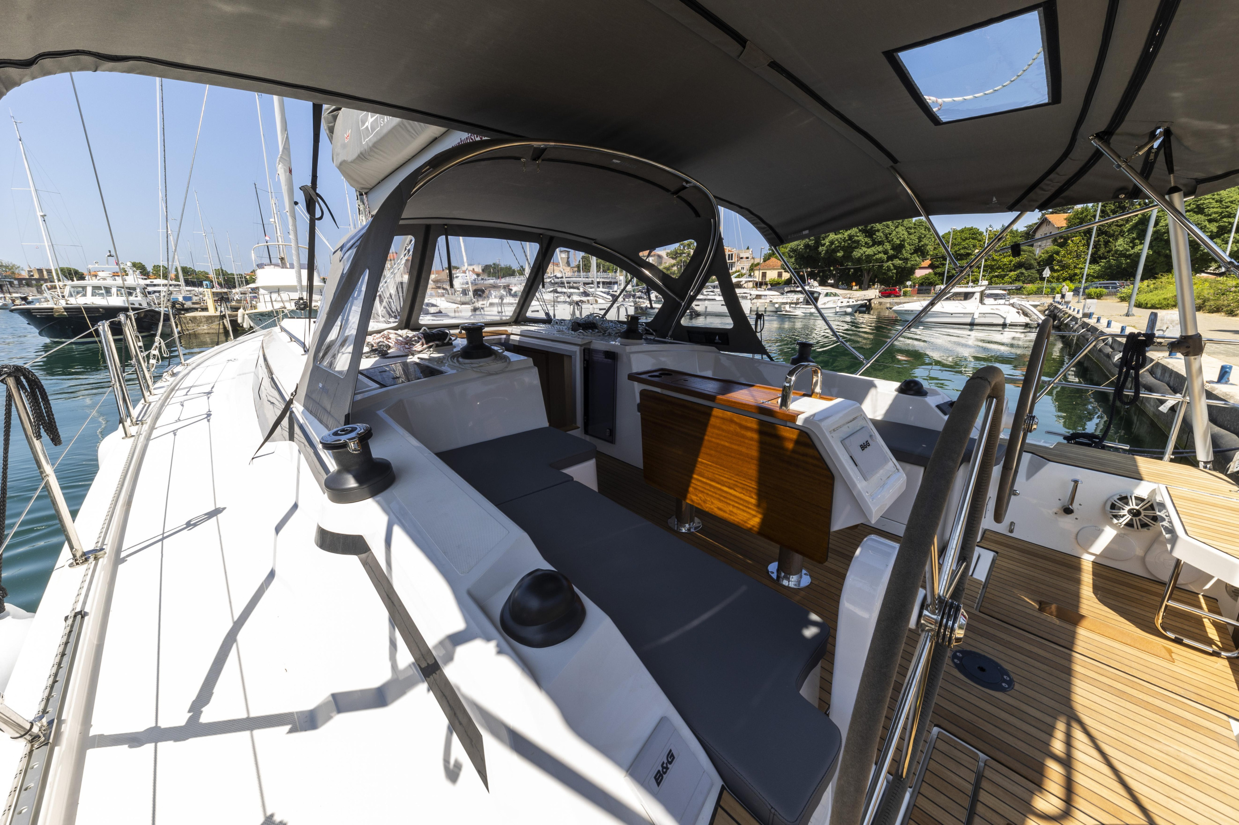 Bavaria C42 — photo 9