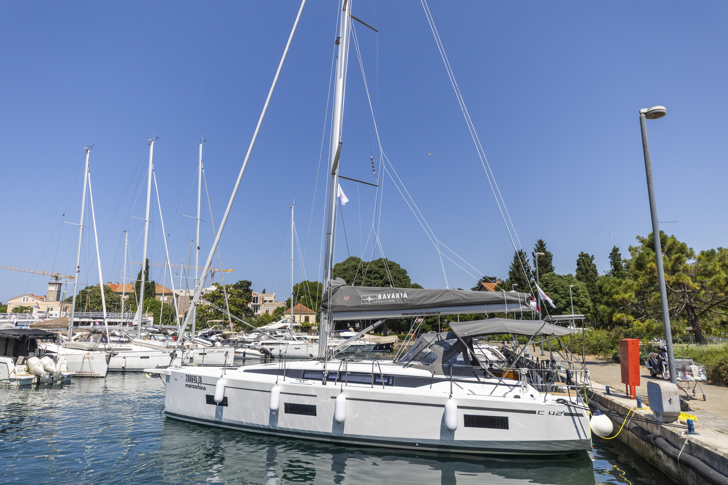 Bavaria C42 — photo 31