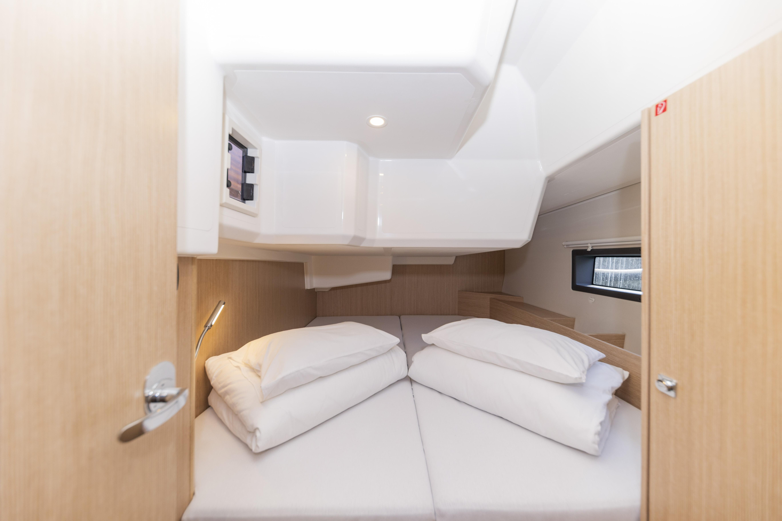 Bavaria C42 — photo 29