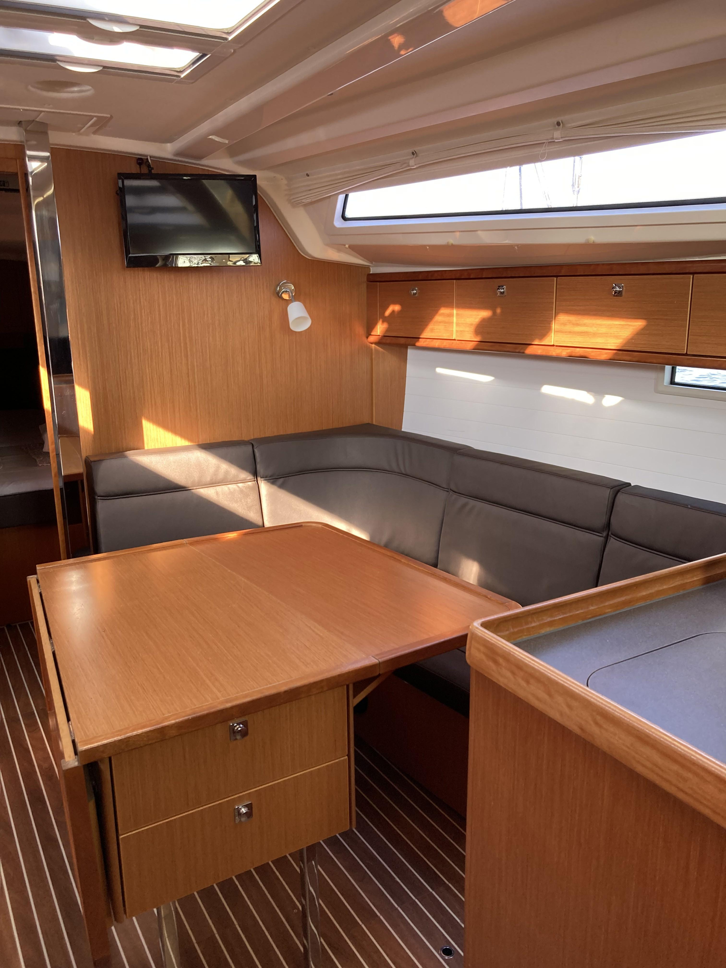 Bavaria 37 Cruiser — photo 5